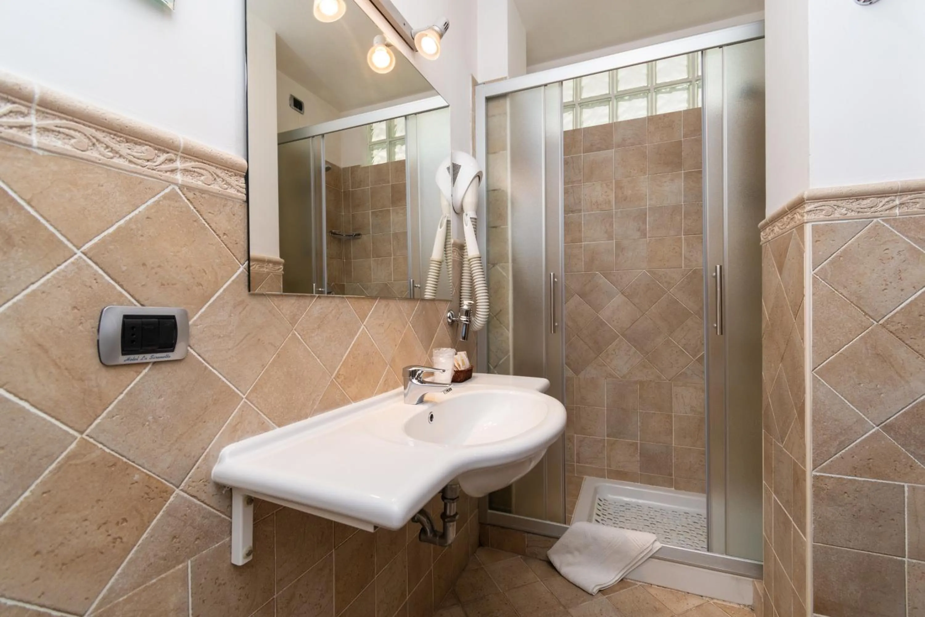 Shower in Hotel La Sirenetta