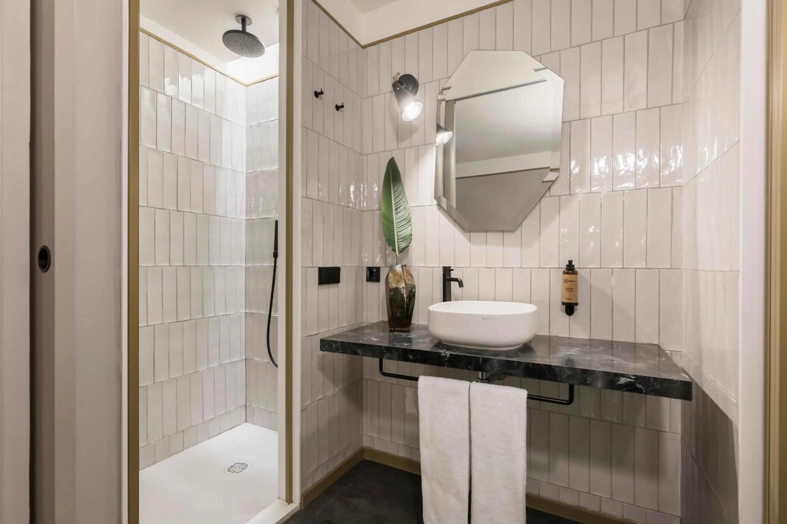 Shower in Be Mate Paseo de Gracia