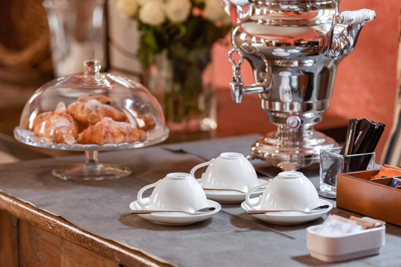 Communal lounge/ TV room in Hotel Pironi