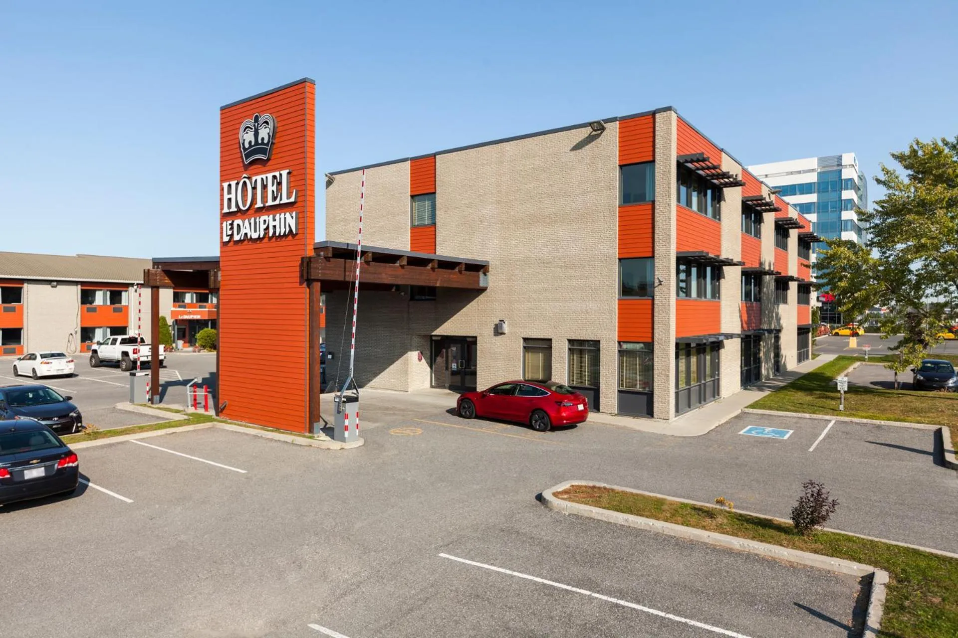Facade/entrance in Le Dauphin St-Hyacinthe
