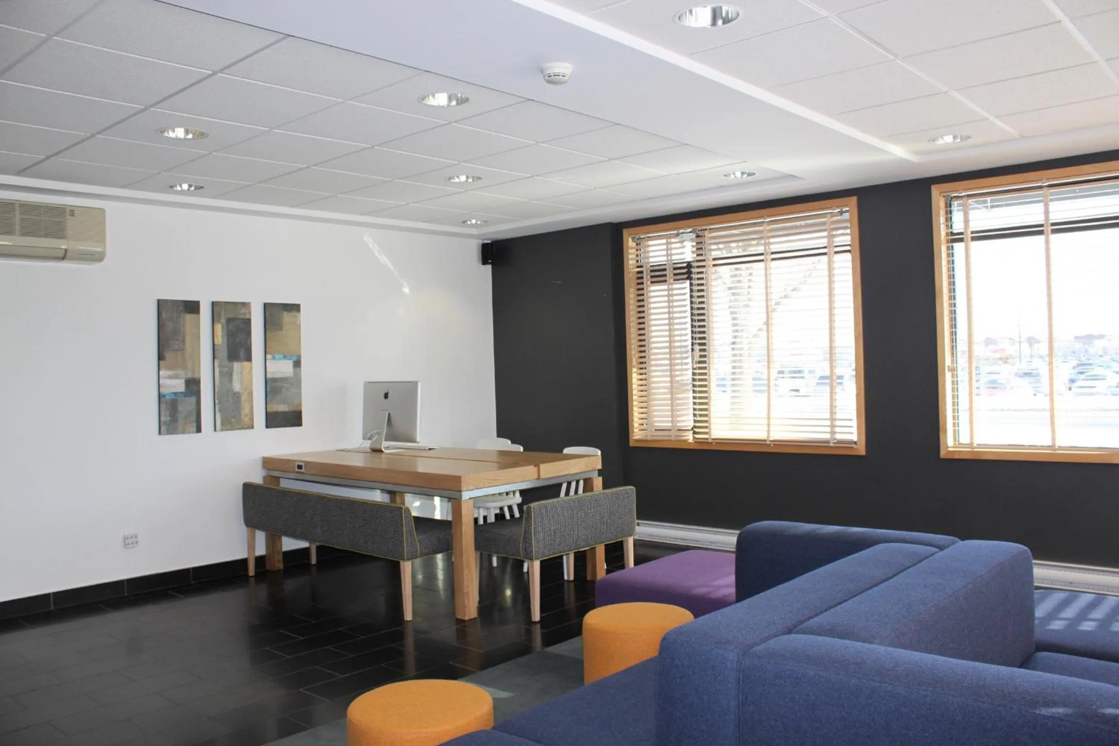 Lobby or reception in Le Dauphin St-Hyacinthe