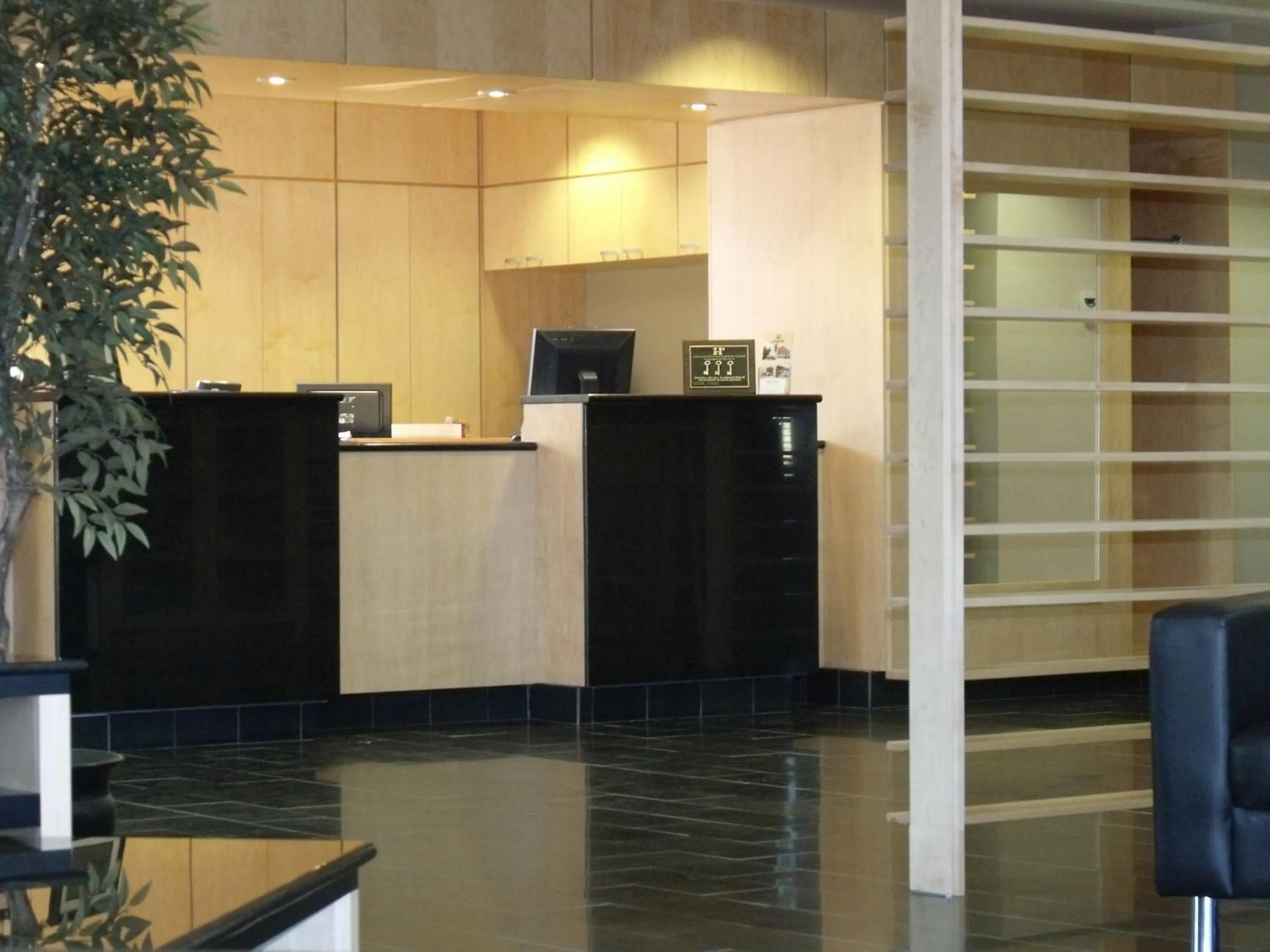 Lobby or reception in Le Dauphin St-Hyacinthe
