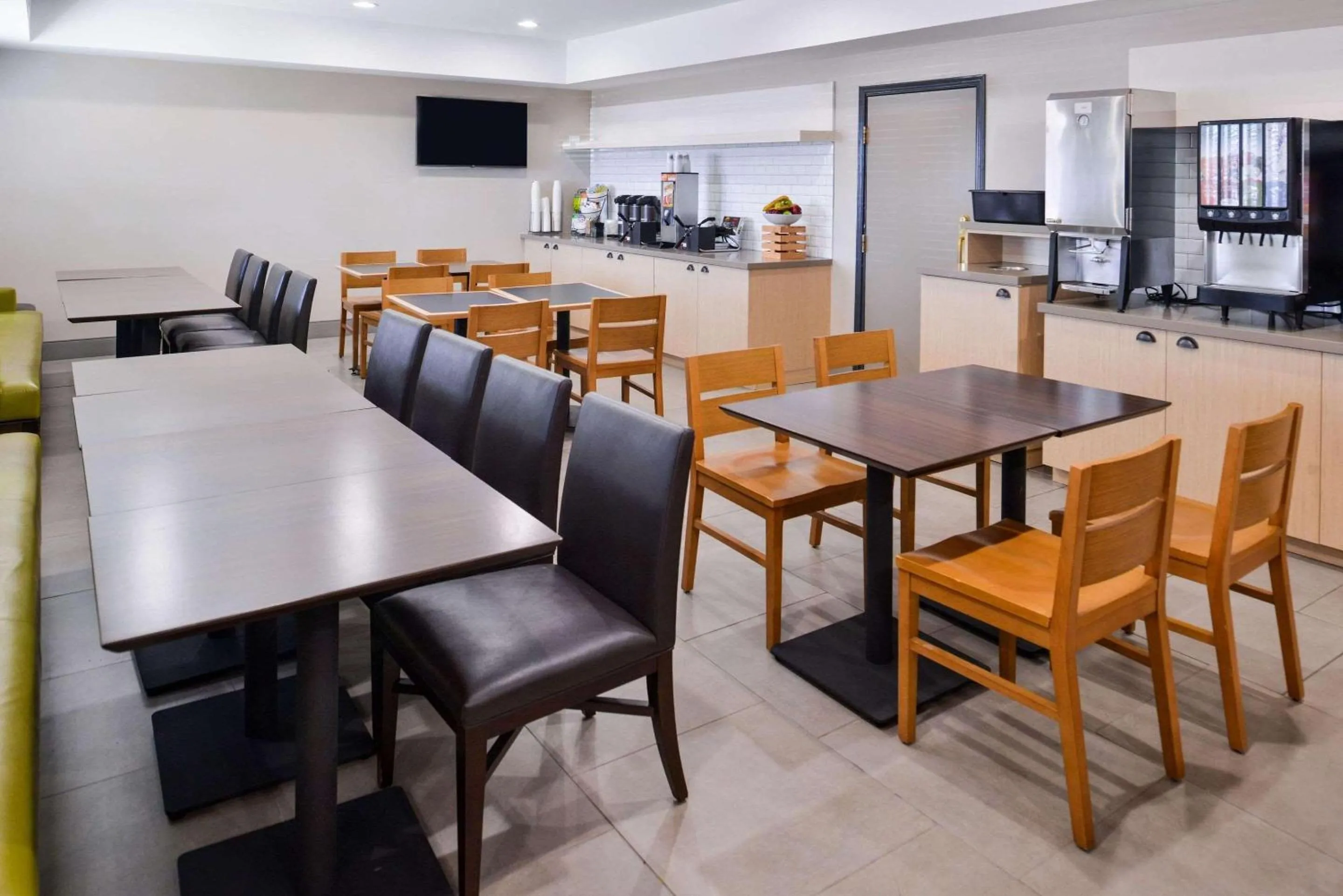 Breakfast in Country Inn & Suites by Radisson, Tinley Park, IL