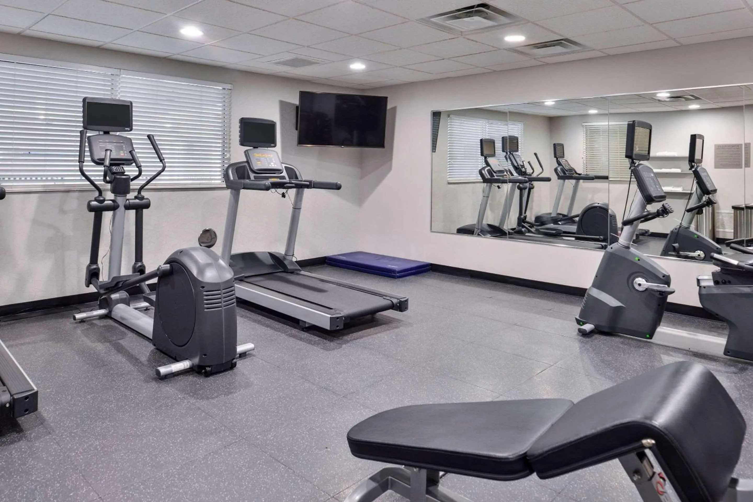 Fitness centre/facilities in Country Inn & Suites by Radisson, Tinley Park, IL