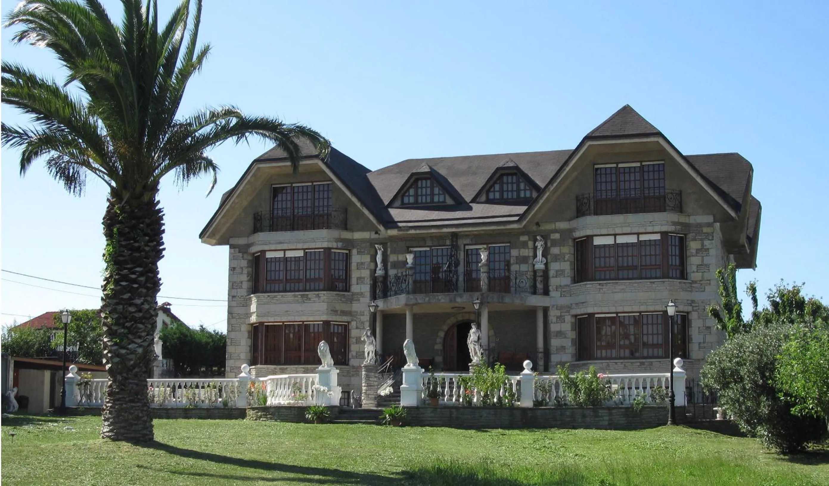 Facade/entrance in Hotel Antoyana