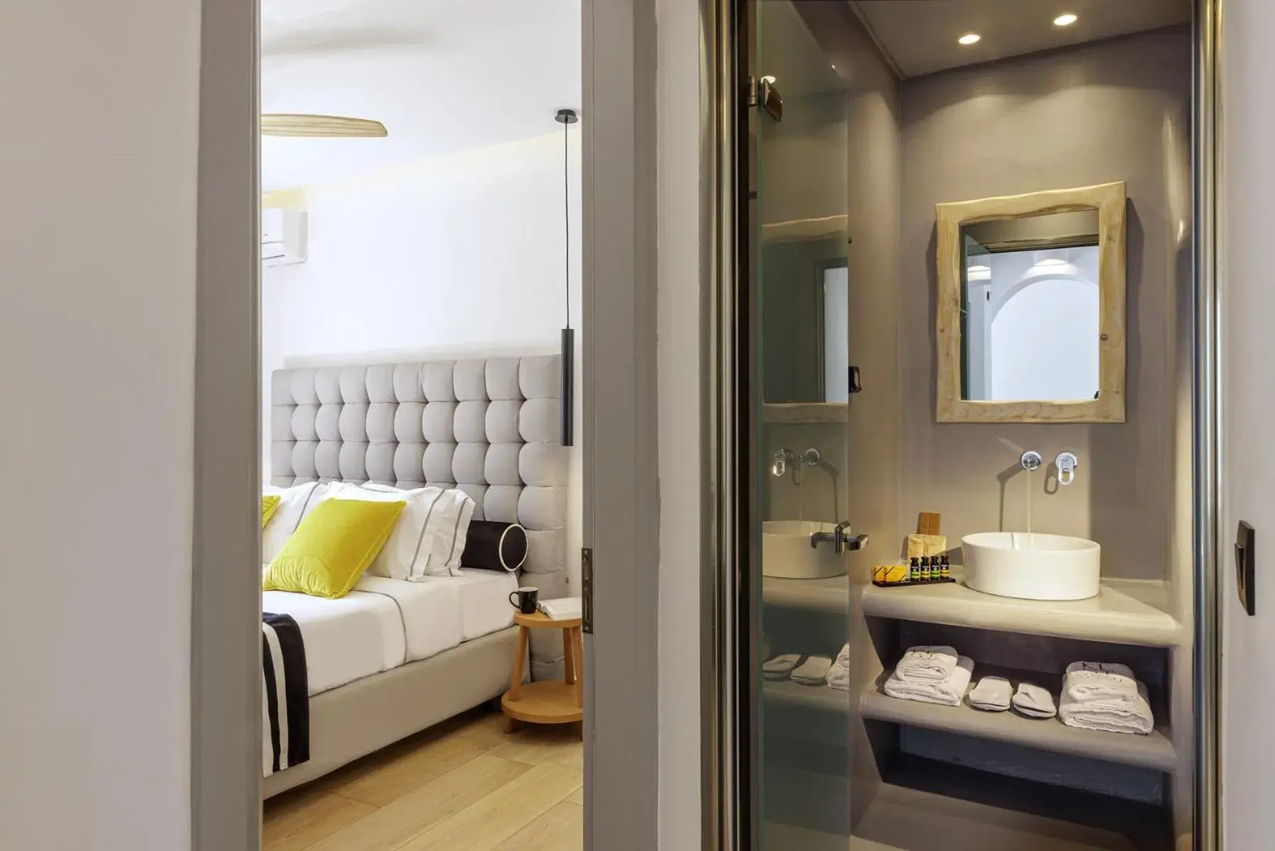 Photo of the whole room, Bed in Kalisti Hotel & Suites Photo of the whole room, Bed in Kalisti Hotel & Suites