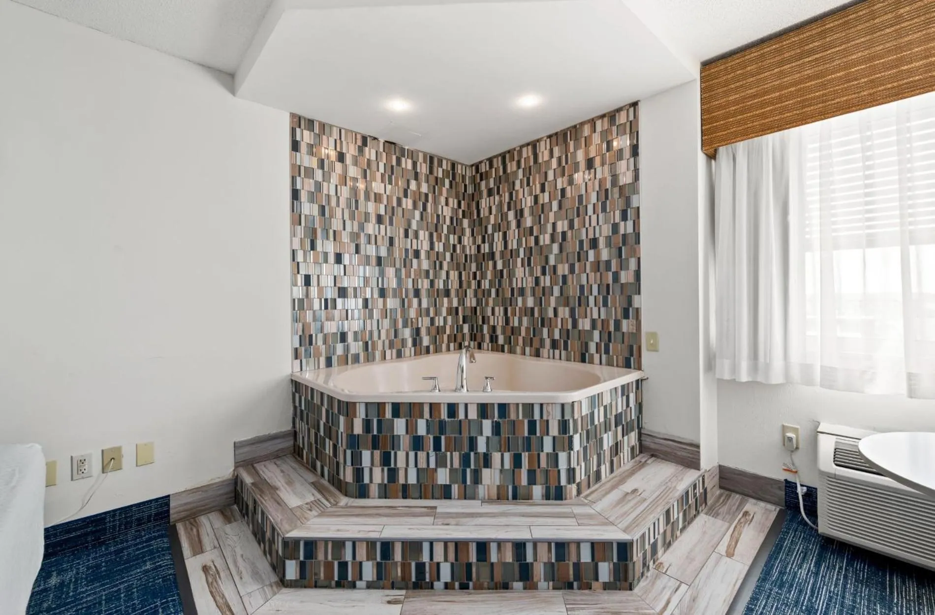 Hot Tub, Bed in Hotel Monte Carlo Ocean City