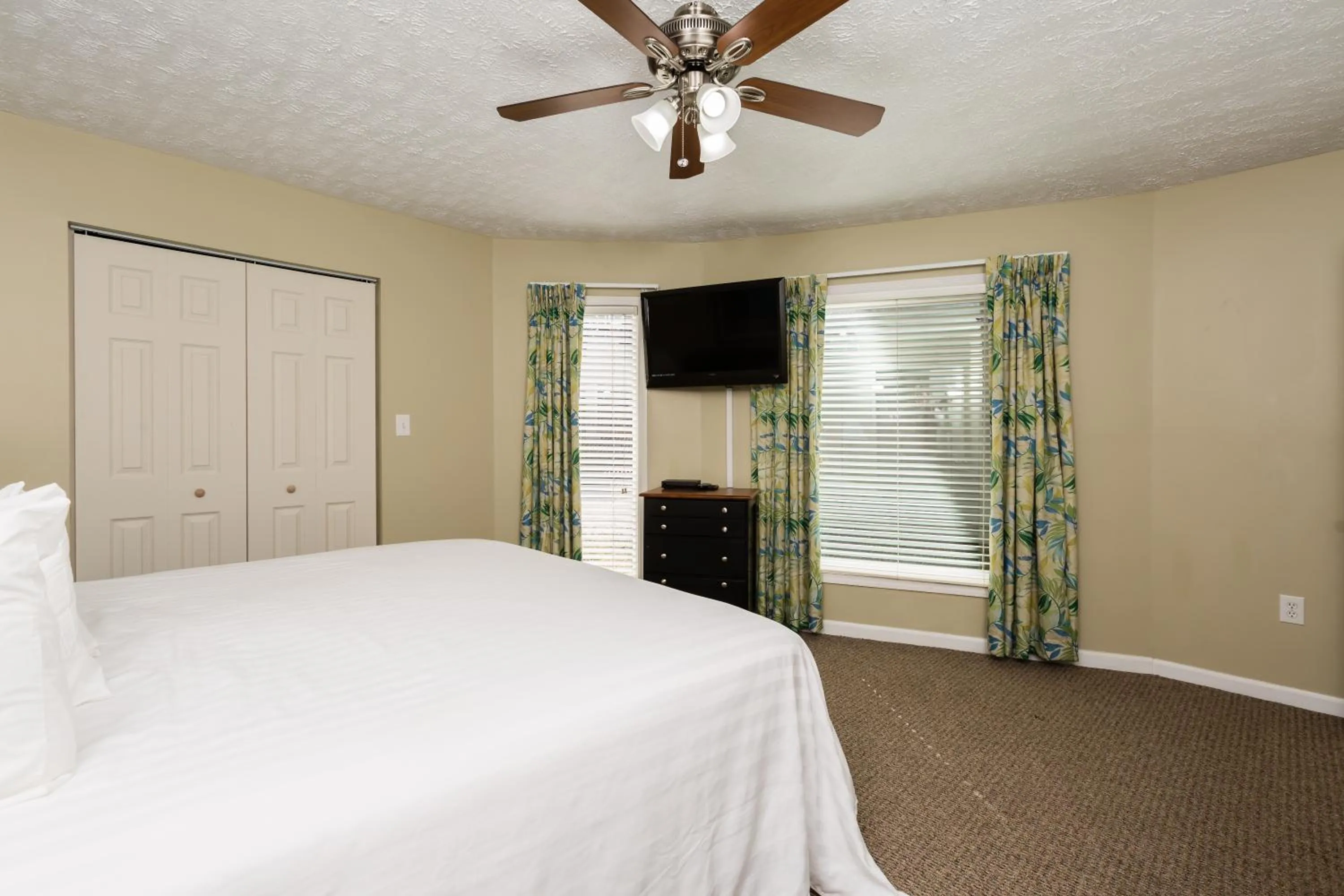 Bedroom, Bed in Country Club Villas