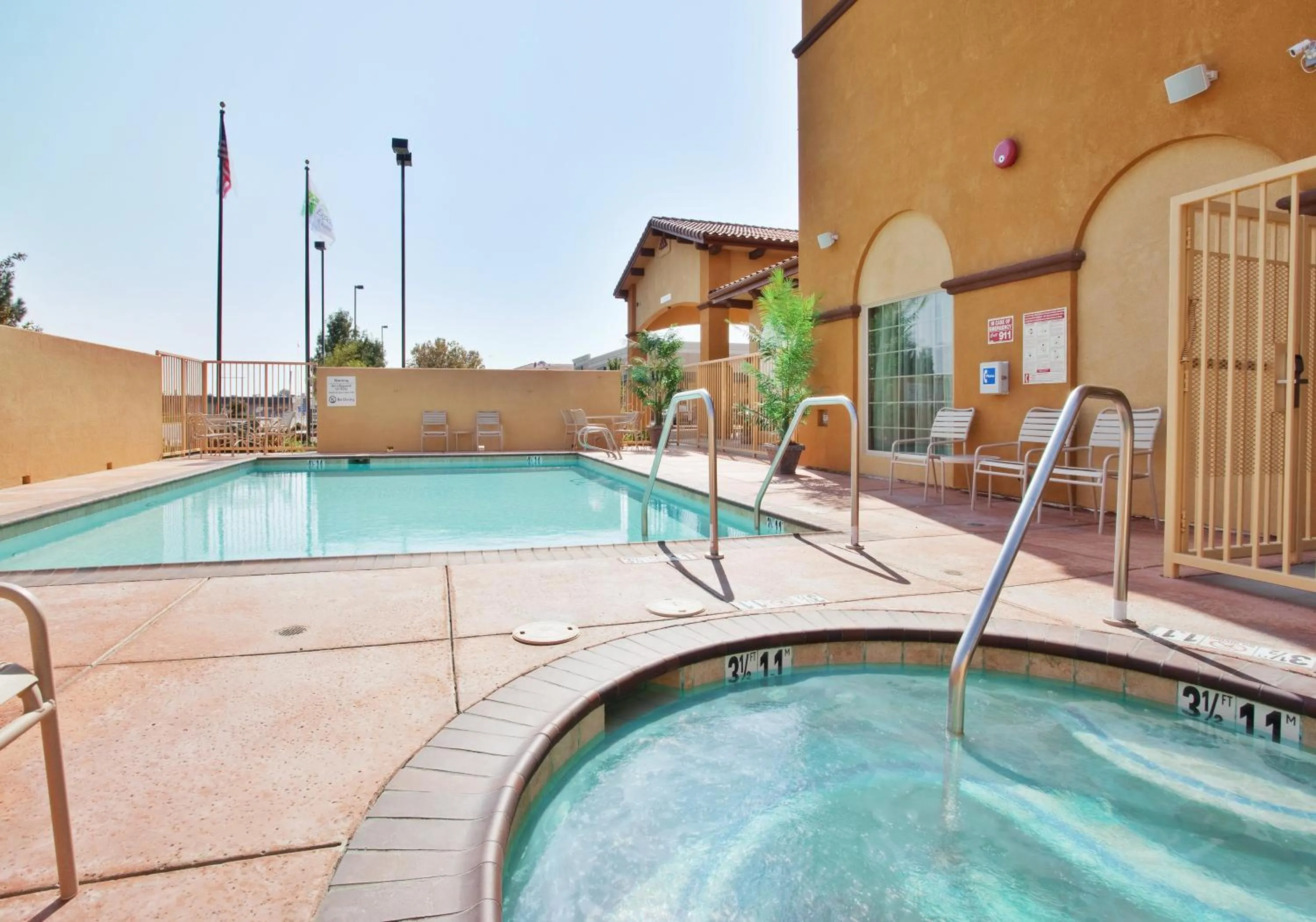 Swimming pool in Holiday Inn Express Hotel & Suites Willows by IHG