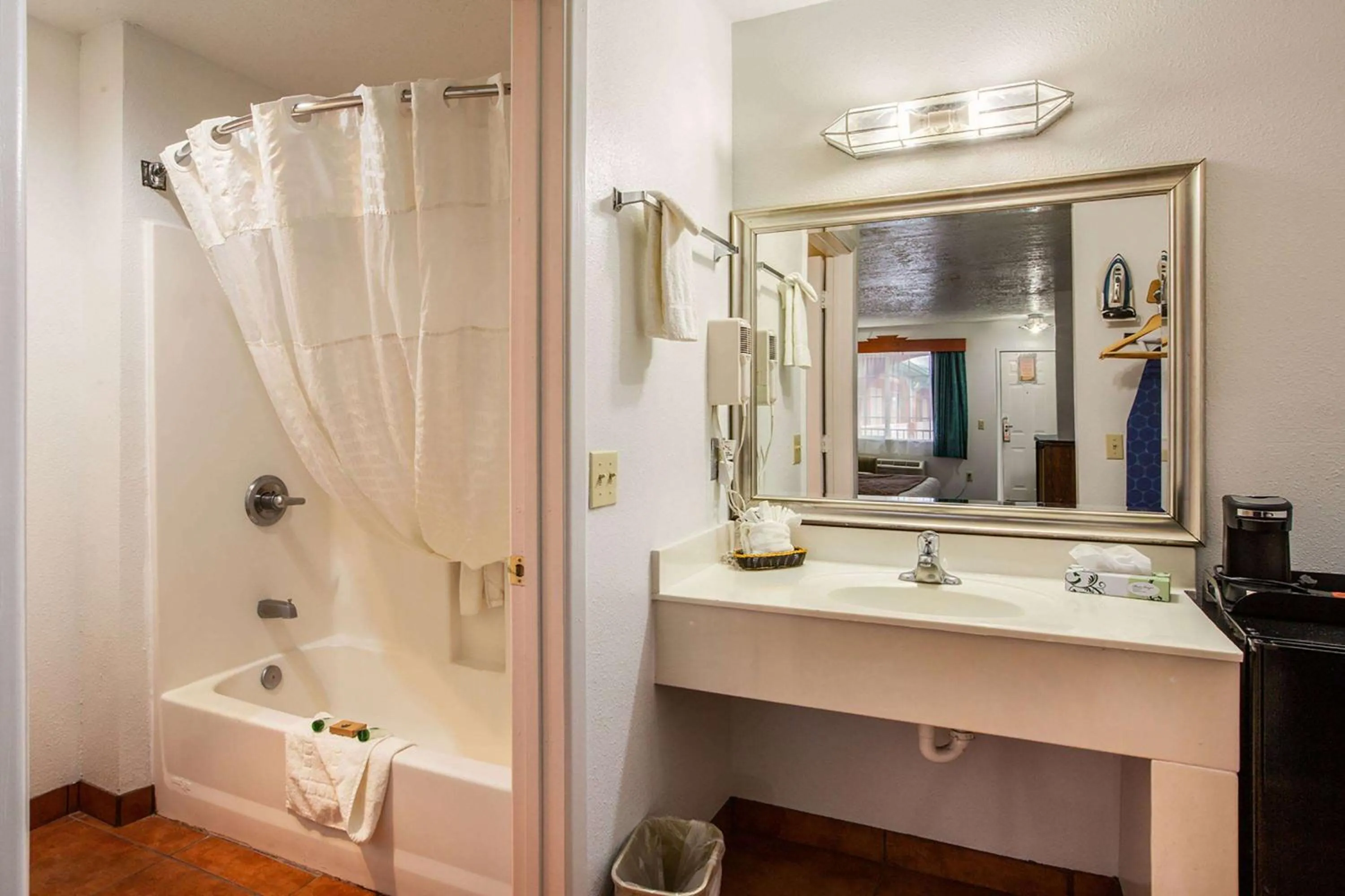 Shower in Sandia Peak Inn Old Town ABQ, a Howard Johnson by Wyndham