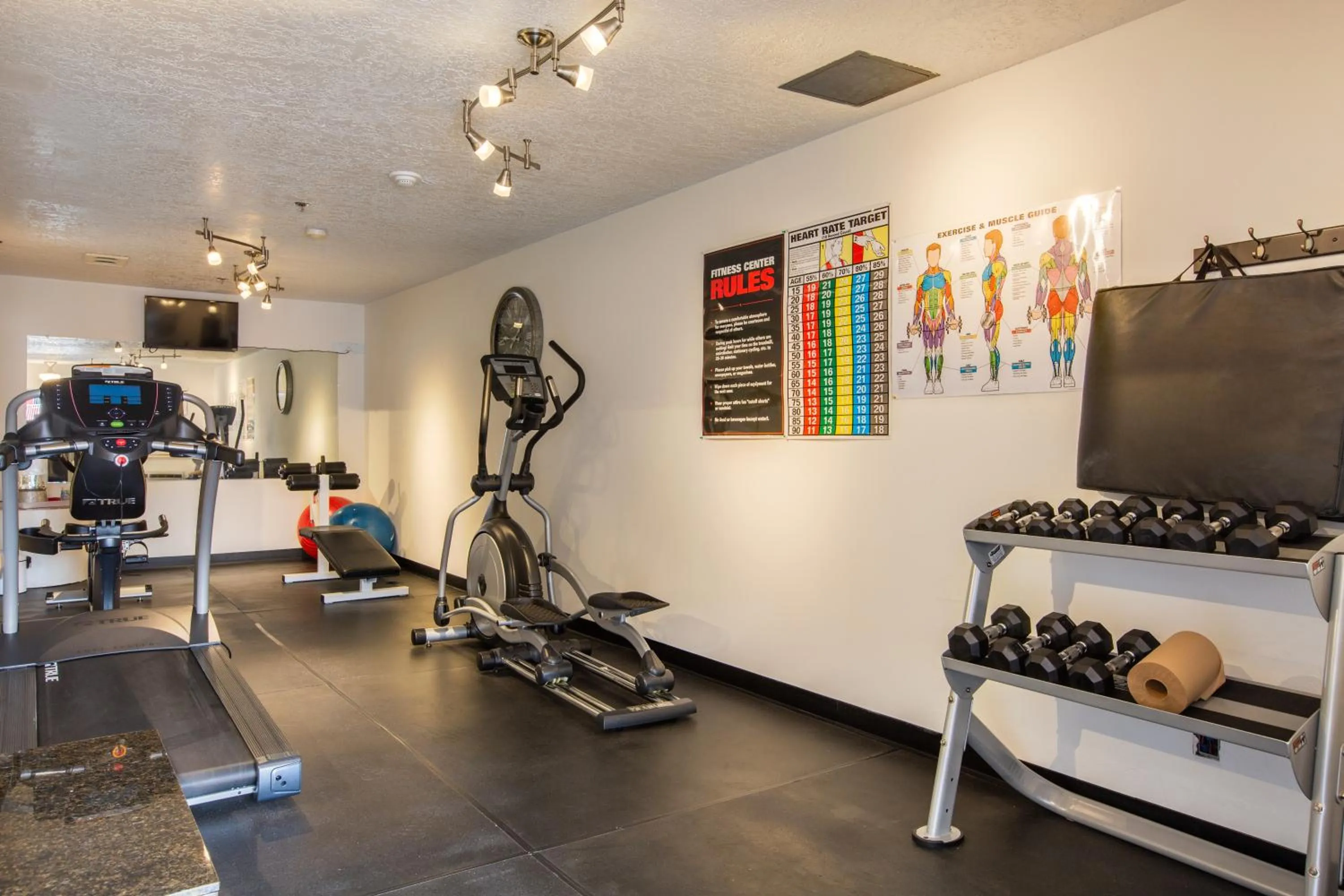 Fitness centre/facilities in Sandia Peak Inn Old Town ABQ, a Howard Johnson by Wyndham