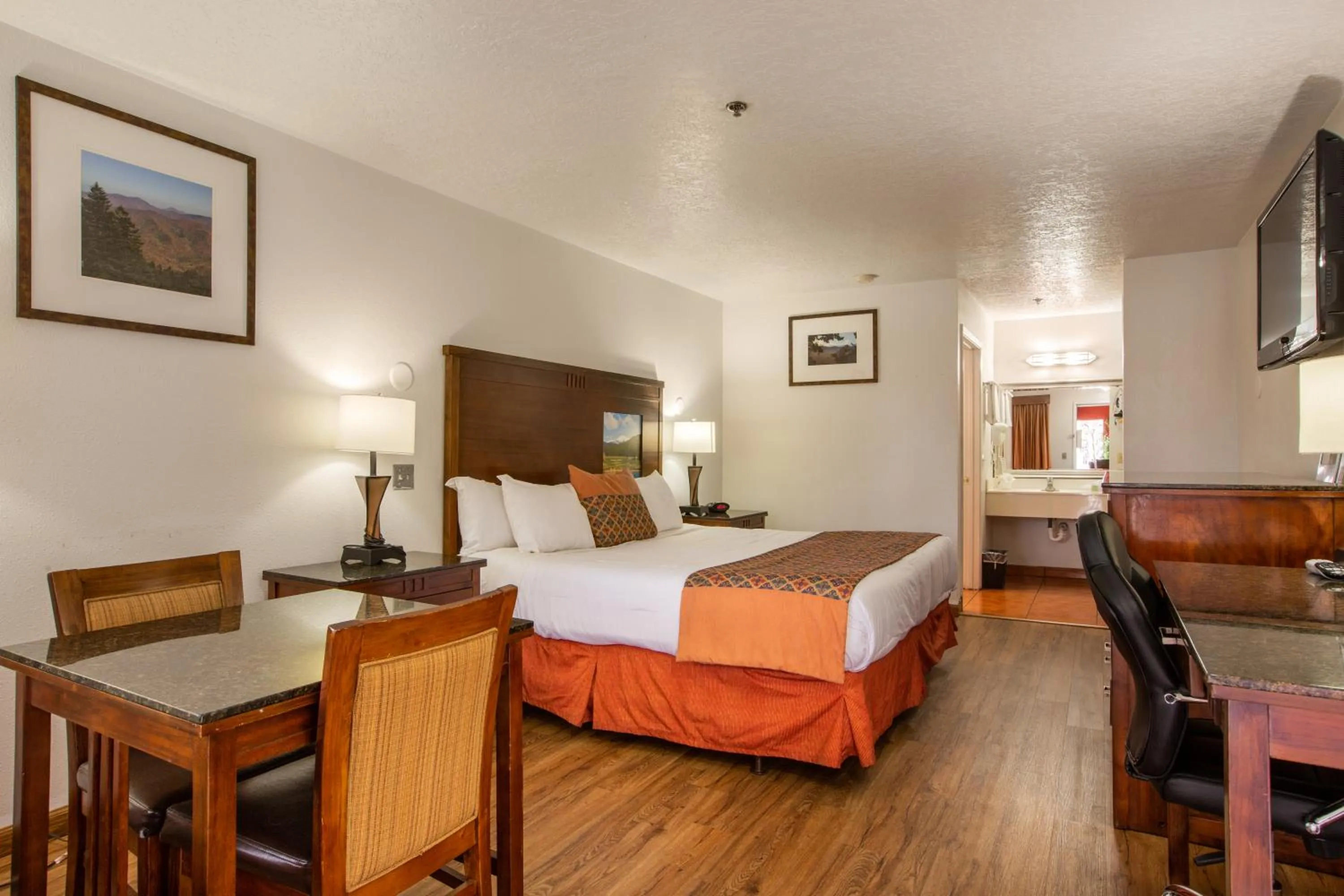 Bed in Sandia Peak Inn Old Town ABQ, a Howard Johnson by Wyndham