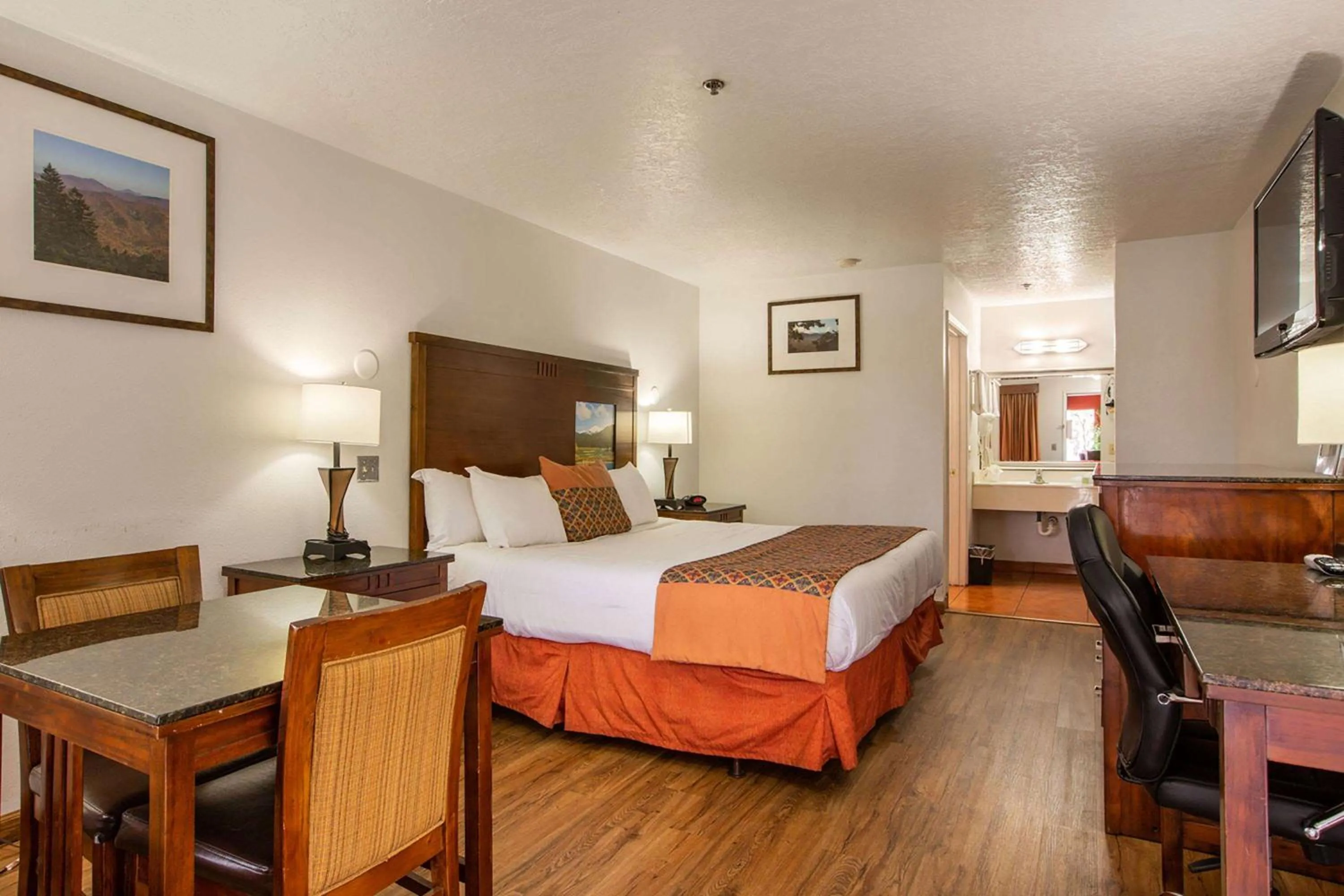 Photo of the whole room, Bed in Sandia Peak Inn Old Town ABQ, a Howard Johnson by Wyndham