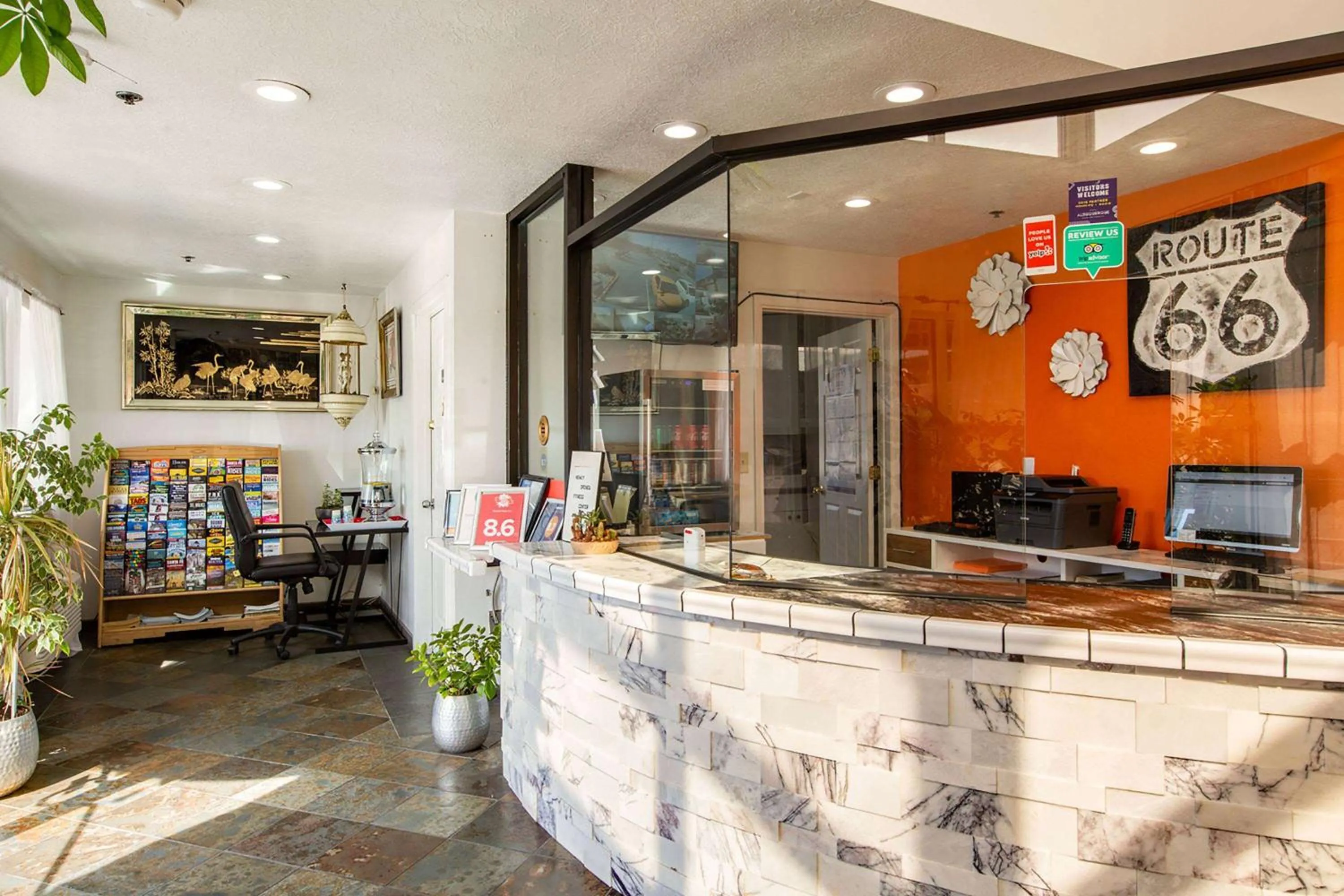 Lobby or reception in Sandia Peak Inn Old Town ABQ, a Howard Johnson by Wyndham