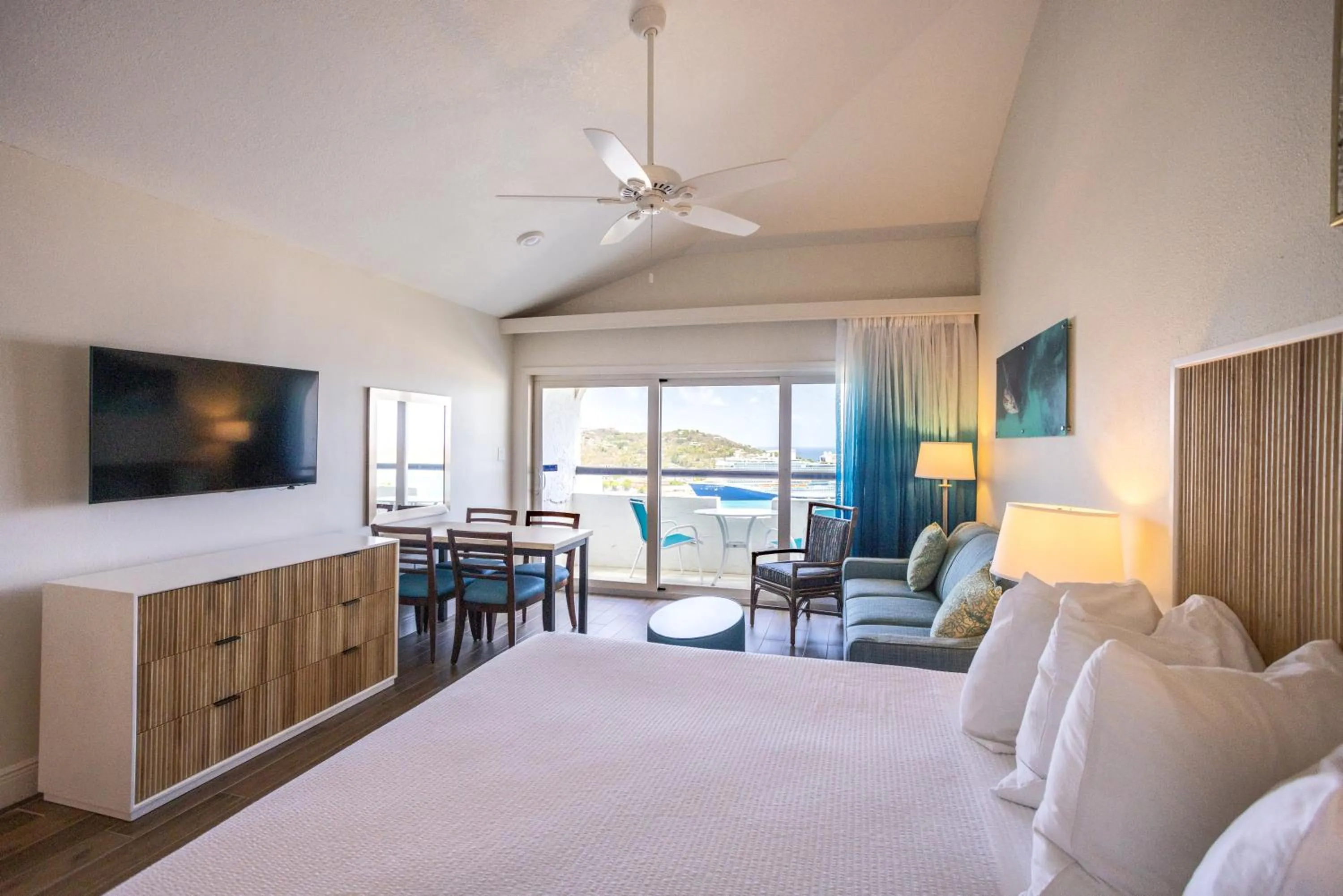 TV and multimedia, Bed in Castle Villas at Bluebeards