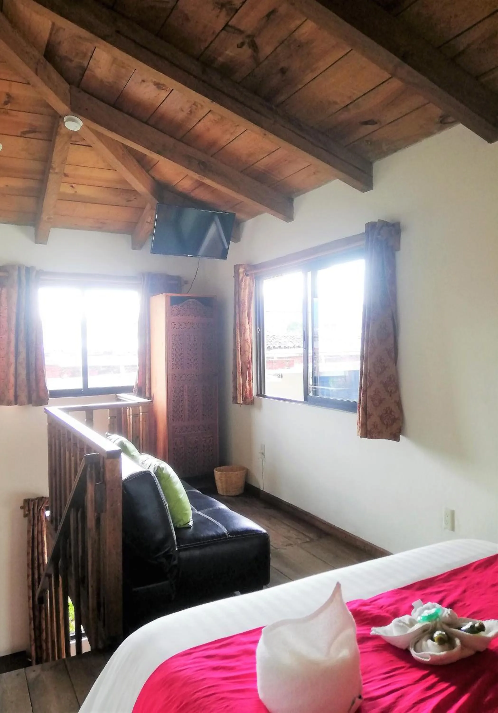 Living room, Bed in Ganesha Hotel