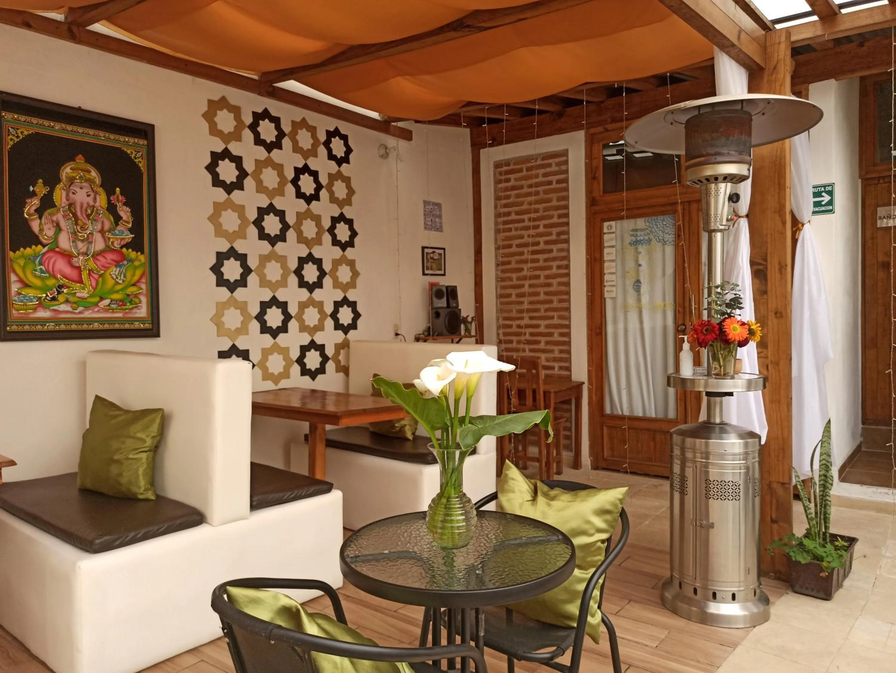 Restaurant/places to eat in Ganesha Hotel