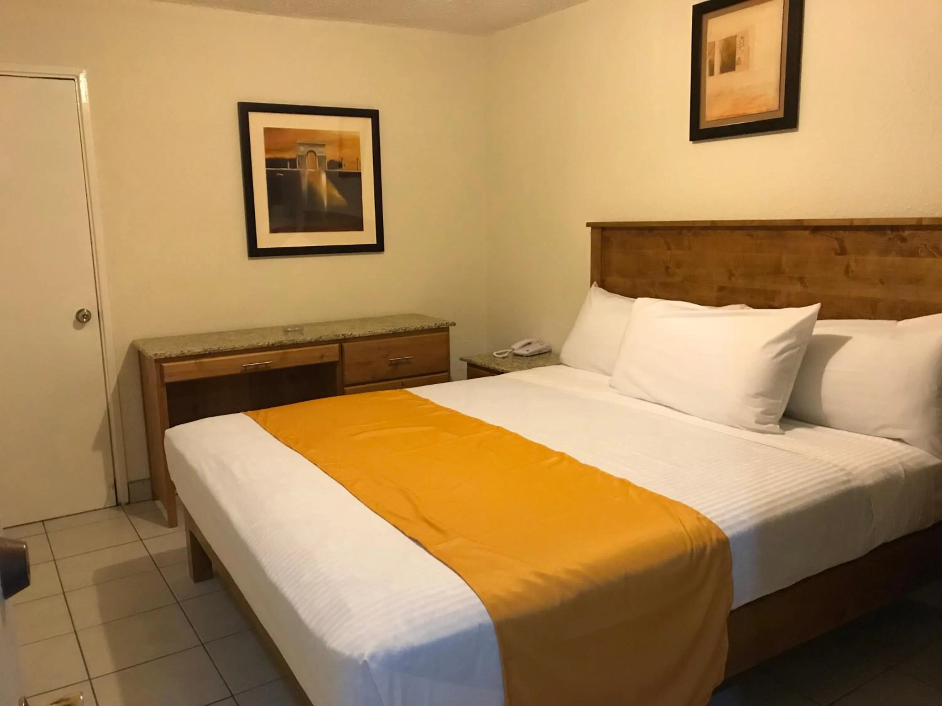 Bed in Hotel Guillen Jr