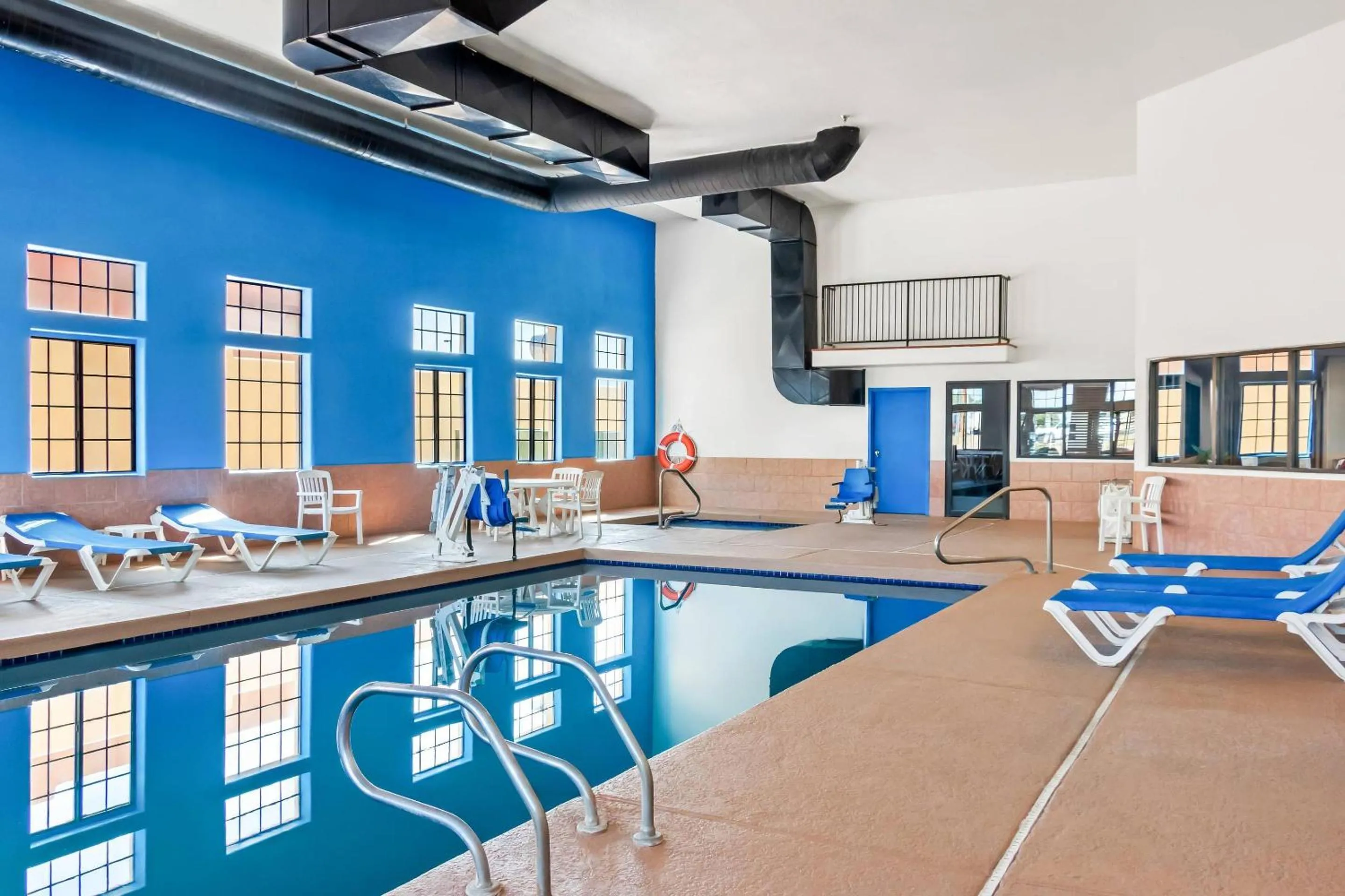 Swimming pool in Comfort Inn Santa Fe South