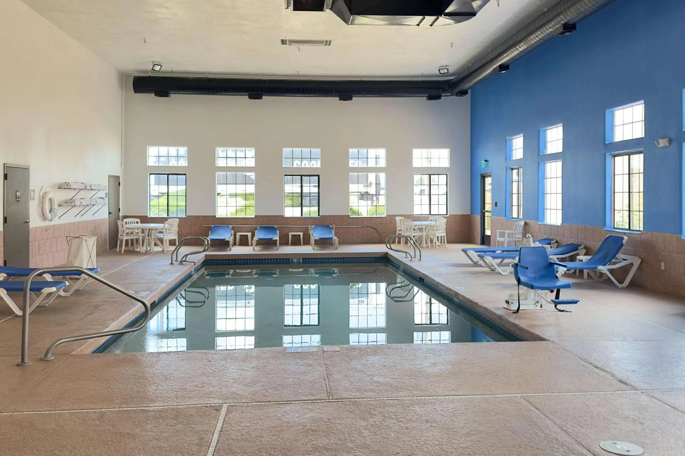 Swimming pool in Comfort Inn Santa Fe