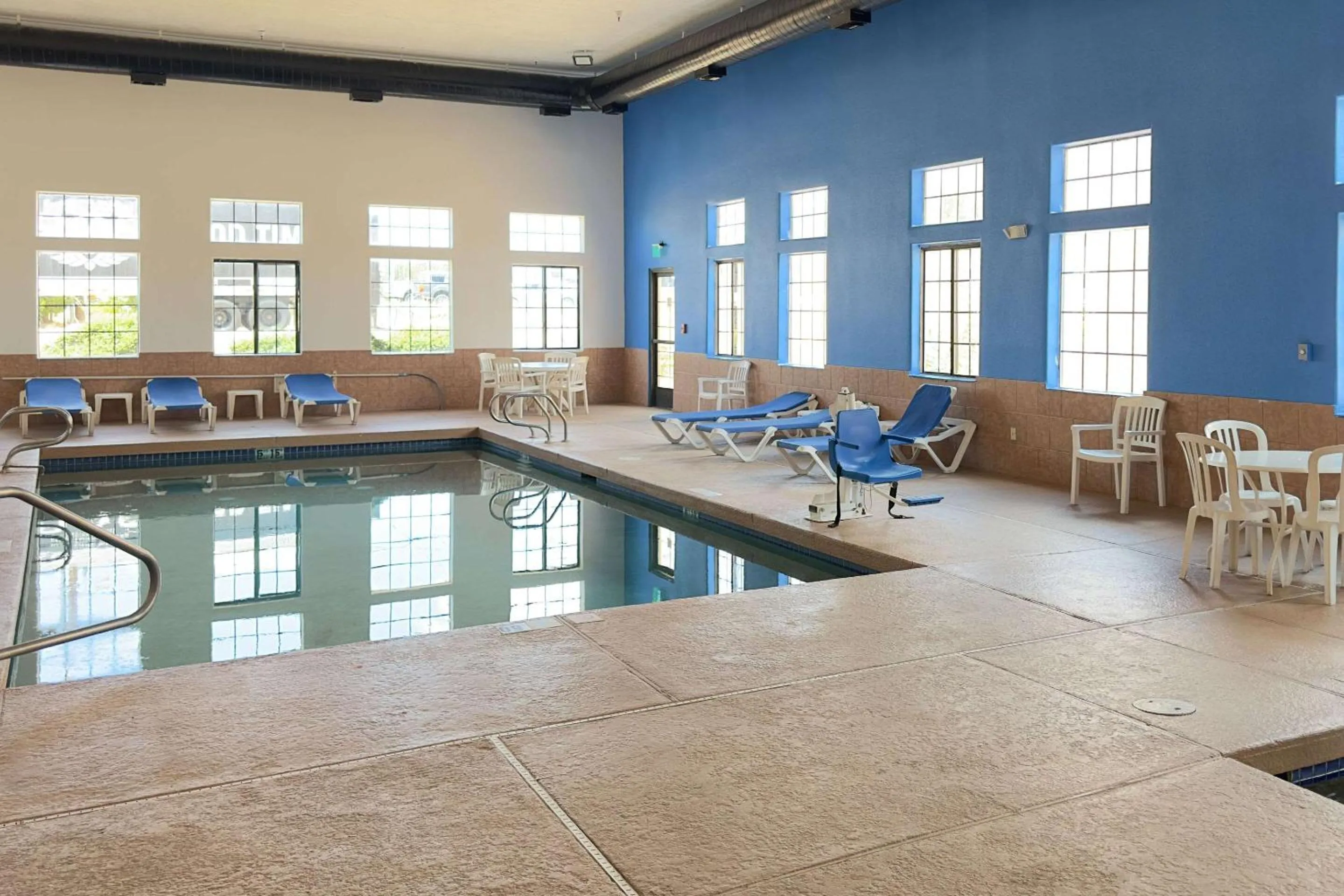 Swimming pool in Comfort Inn Santa Fe