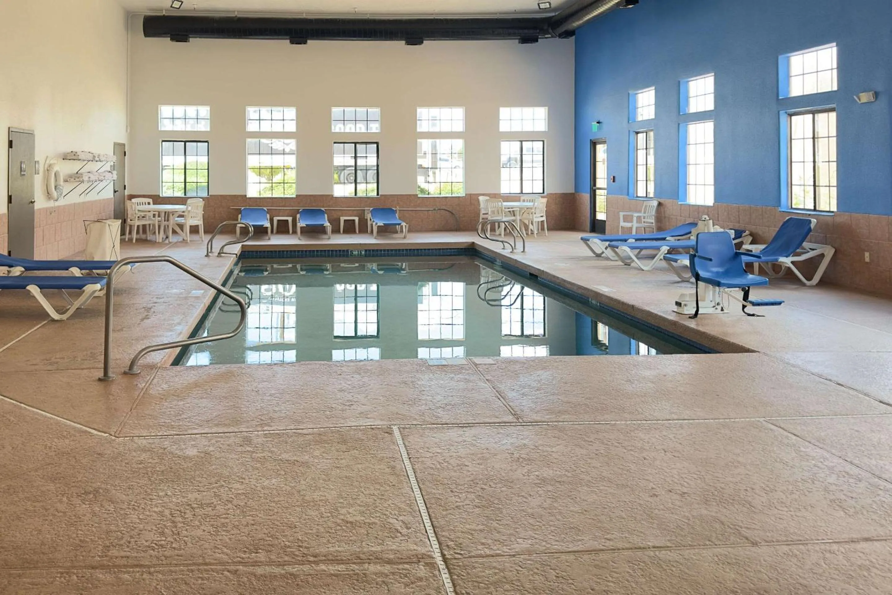 Swimming pool in Comfort Inn Santa Fe