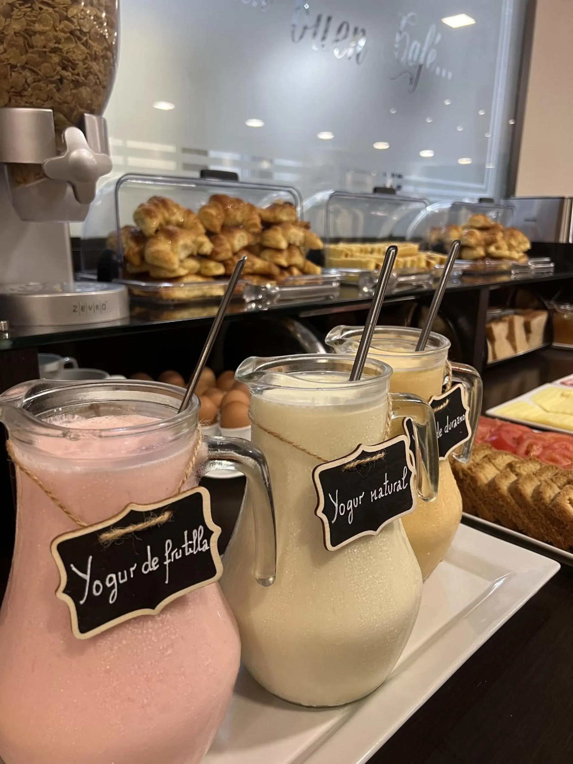 Buffet breakfast in Hotel Alvear