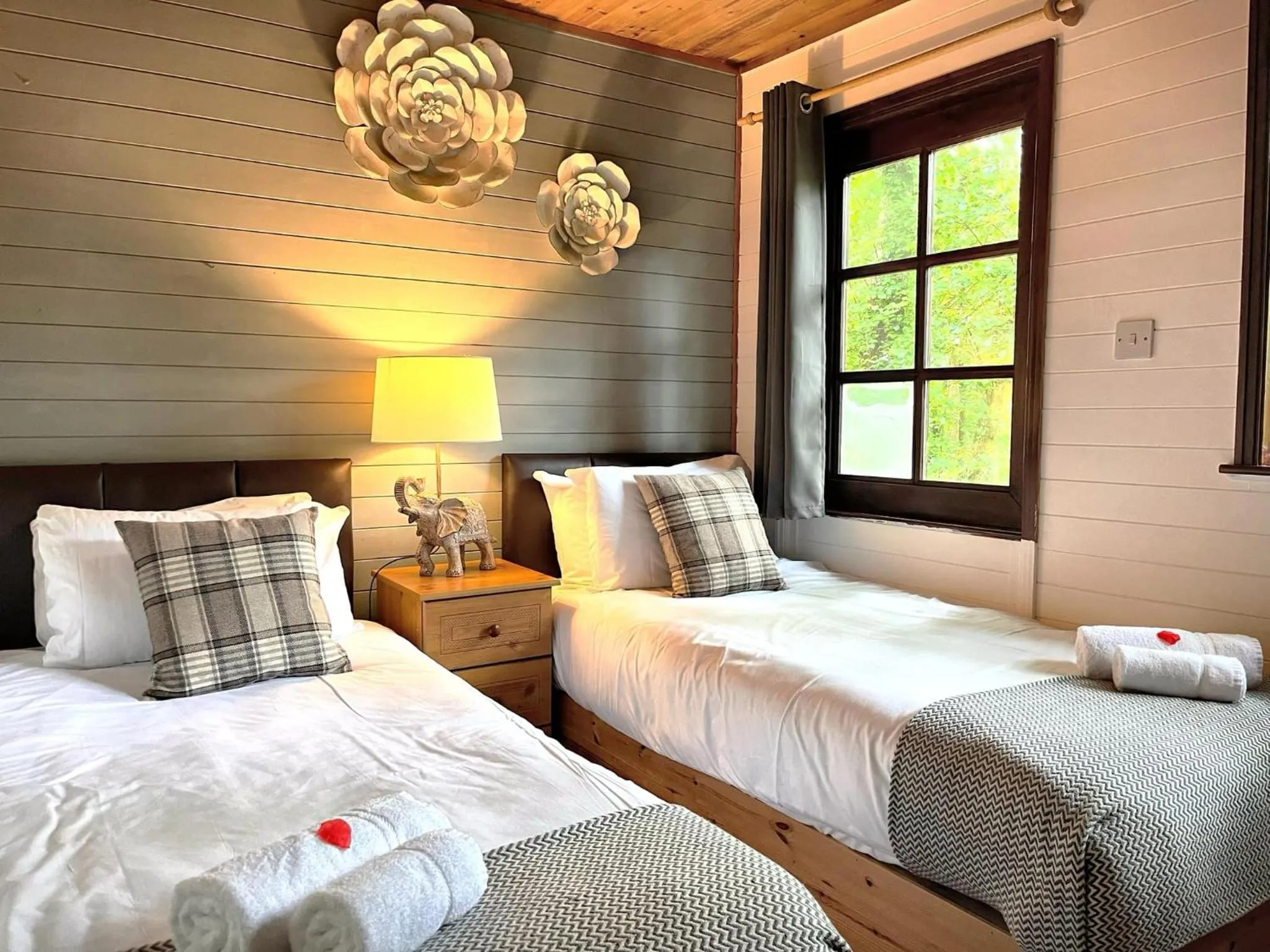 Bedroom, Bed in Goldcrest 3-Hot Tub-Woodland Lodges-Carmarthenshire-Tenby