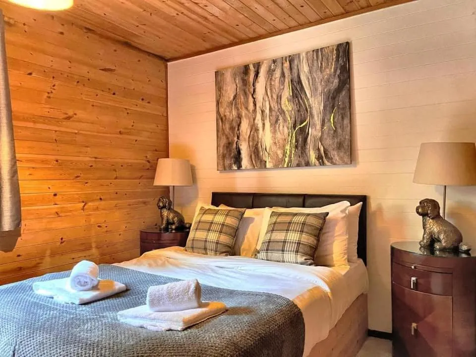 Bedroom, Bed in Goldcrest 3-Hot Tub-Woodland Lodges-Carmarthenshire-Tenby