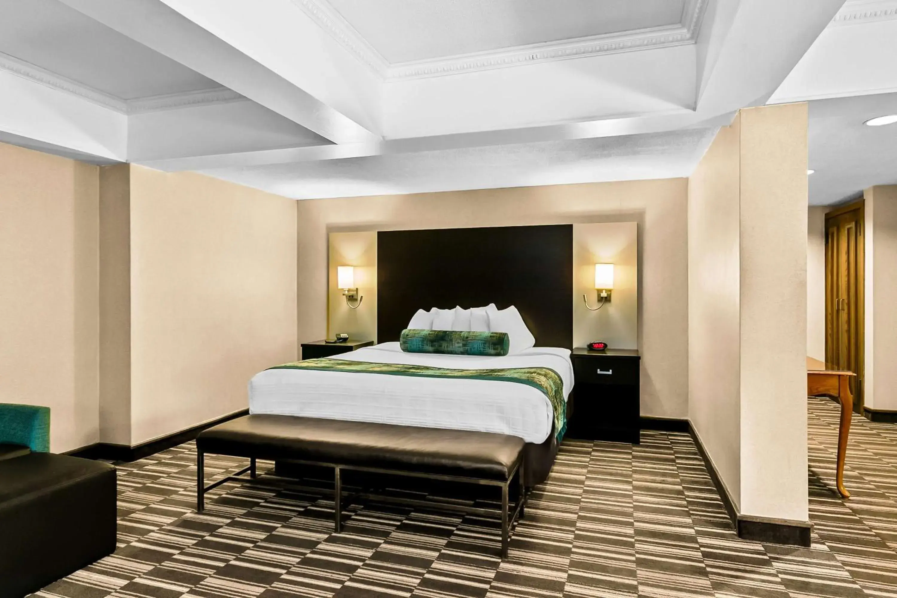 Photo of the whole room, Bed in Best Western Downtown Sudbury Photo of the whole room, Bed in Best Western Downtown Sudbury