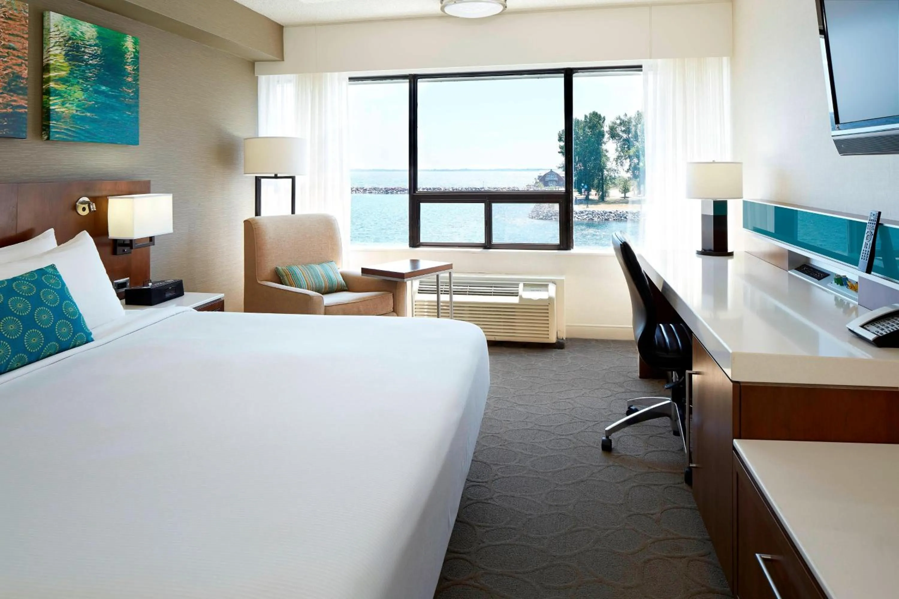 Photo of the whole room, Bed in Delta Hotels by Marriott Kingston Waterfront