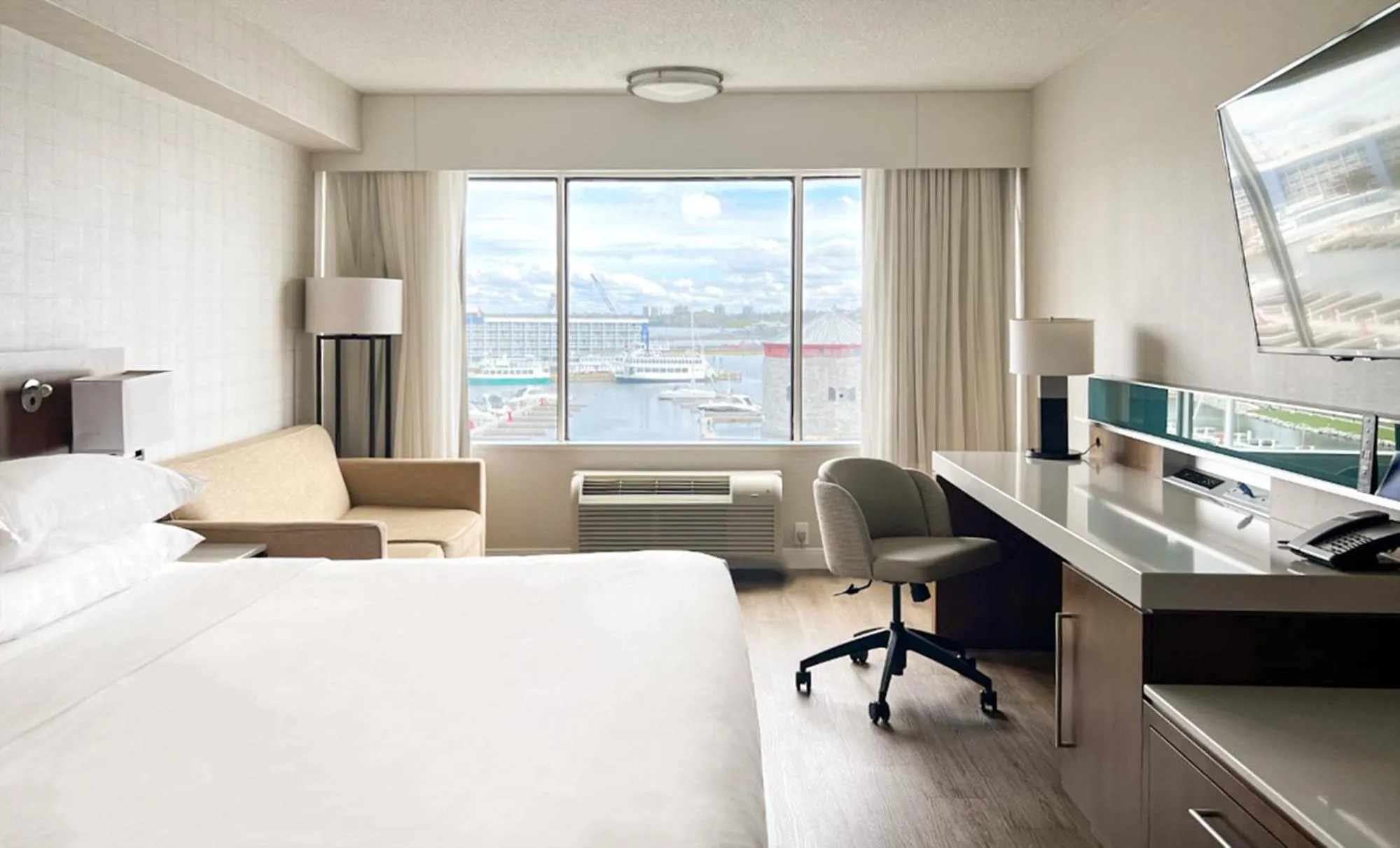 Lake view, Bed in Delta Hotels by Marriott Kingston Waterfront