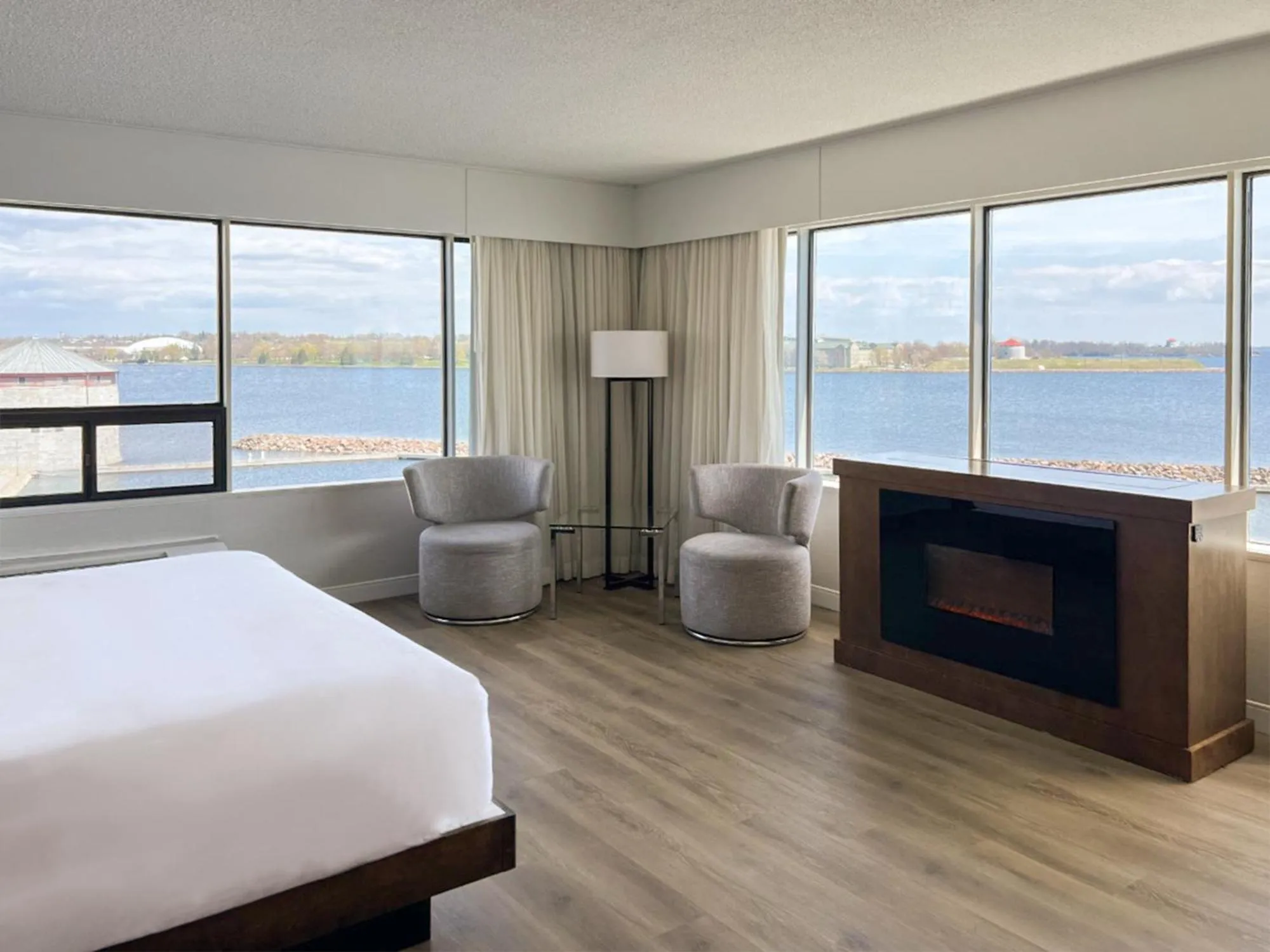 Lake view, Bed in Delta Hotels by Marriott Kingston Waterfront