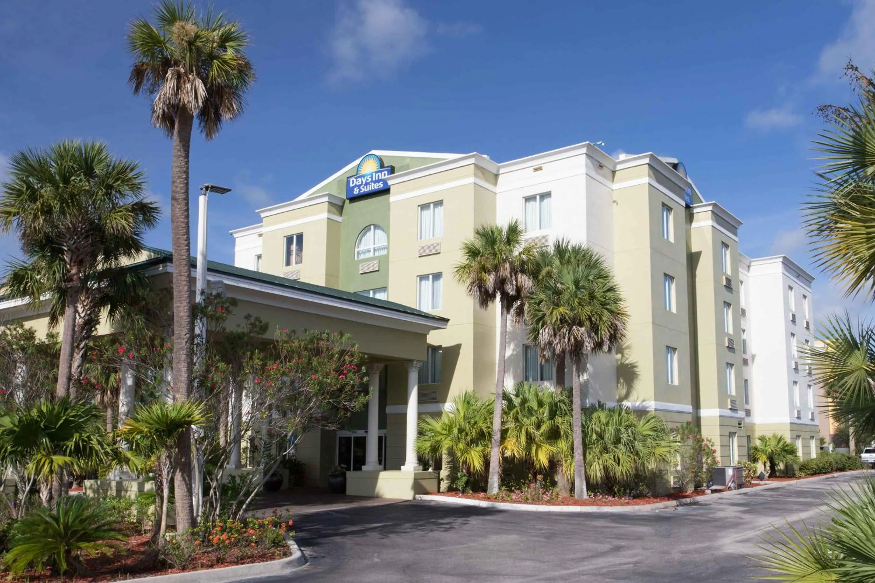 Facade/entrance in Days Inn & Suites by Wyndham Fort Pierce I-95