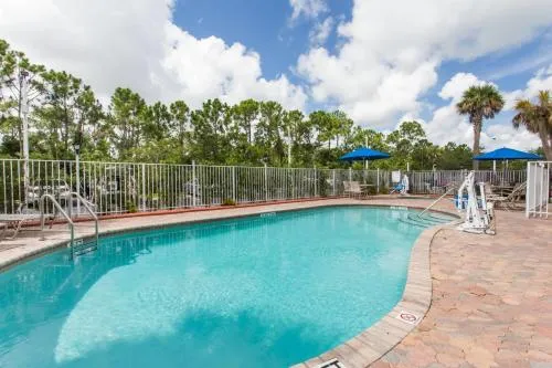Days Inn & Suites by Wyndham Fort Pierce I-95
