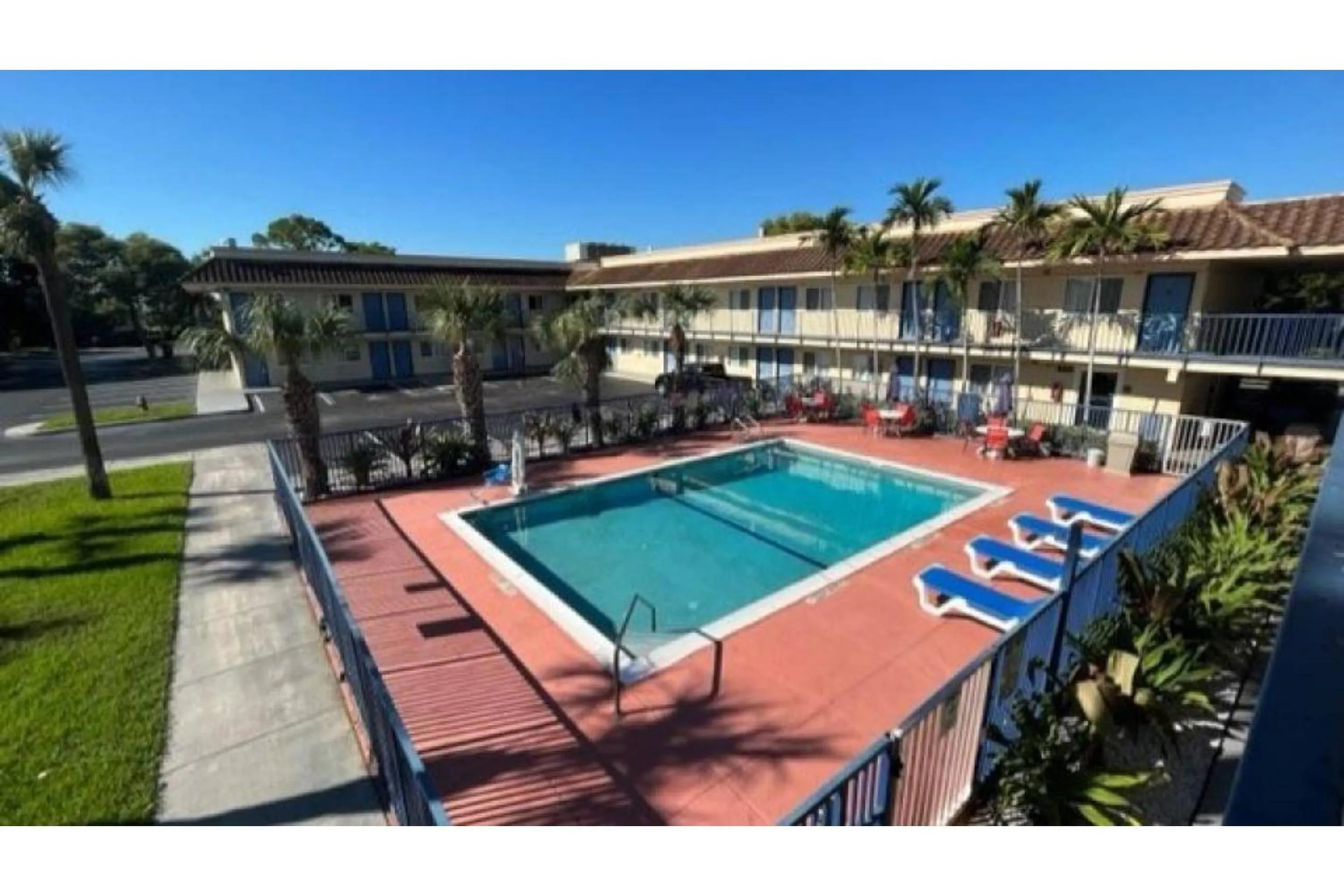 Swimming pool in Motel 6 McAlester OK - South