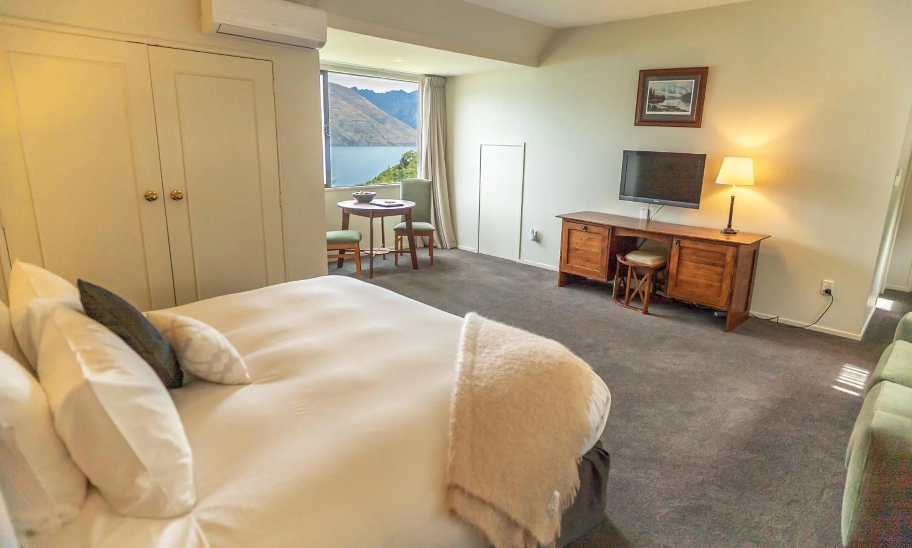 Bedroom, Bed in Hidden Lodge Queenstown