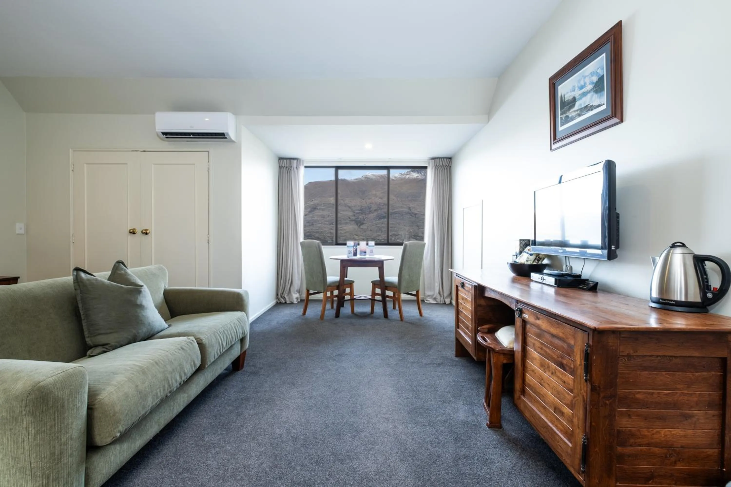 Mountain view in Hidden Lodge Queenstown