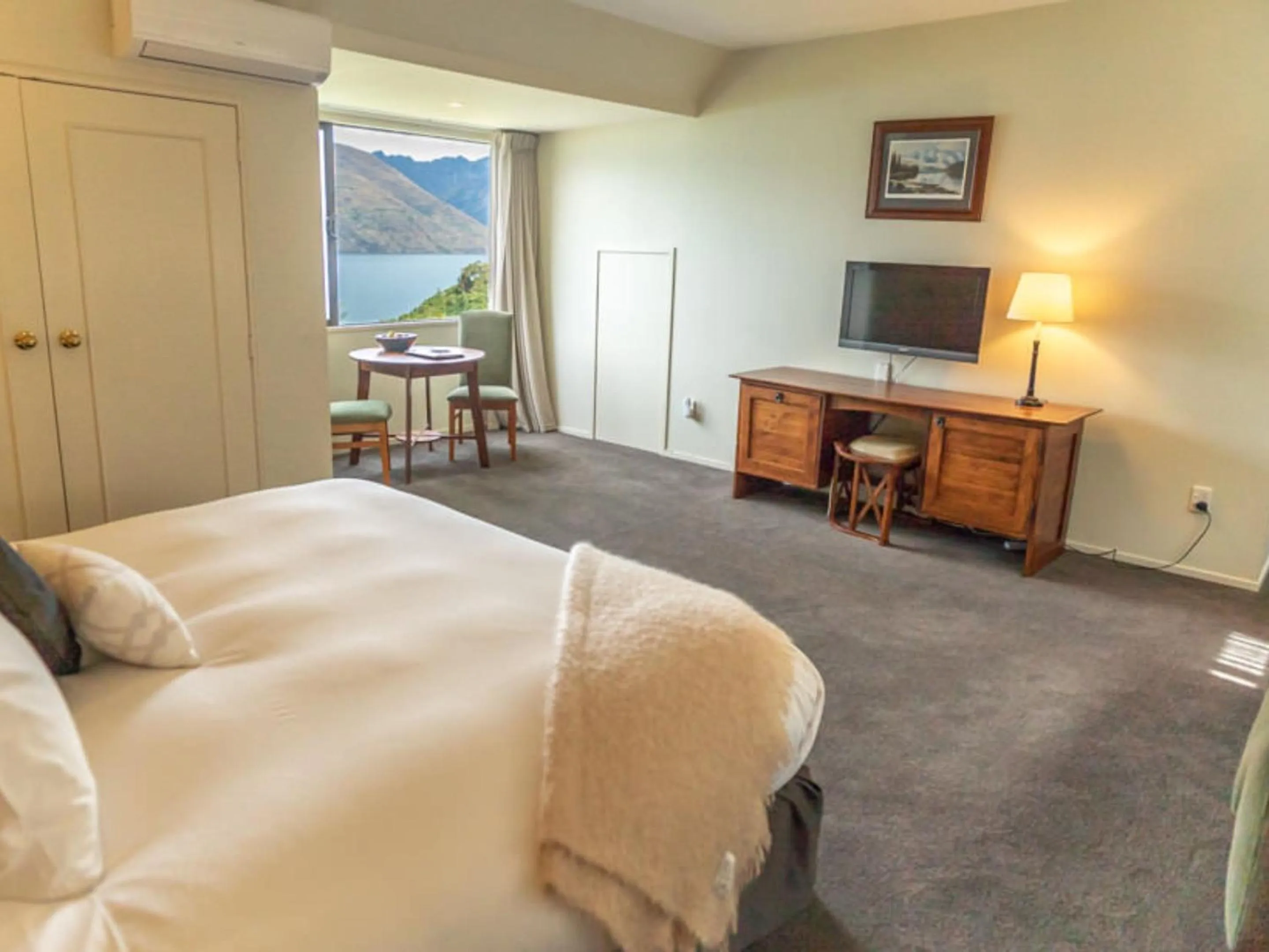 Bedroom, Bed in Hidden Lodge Queenstown