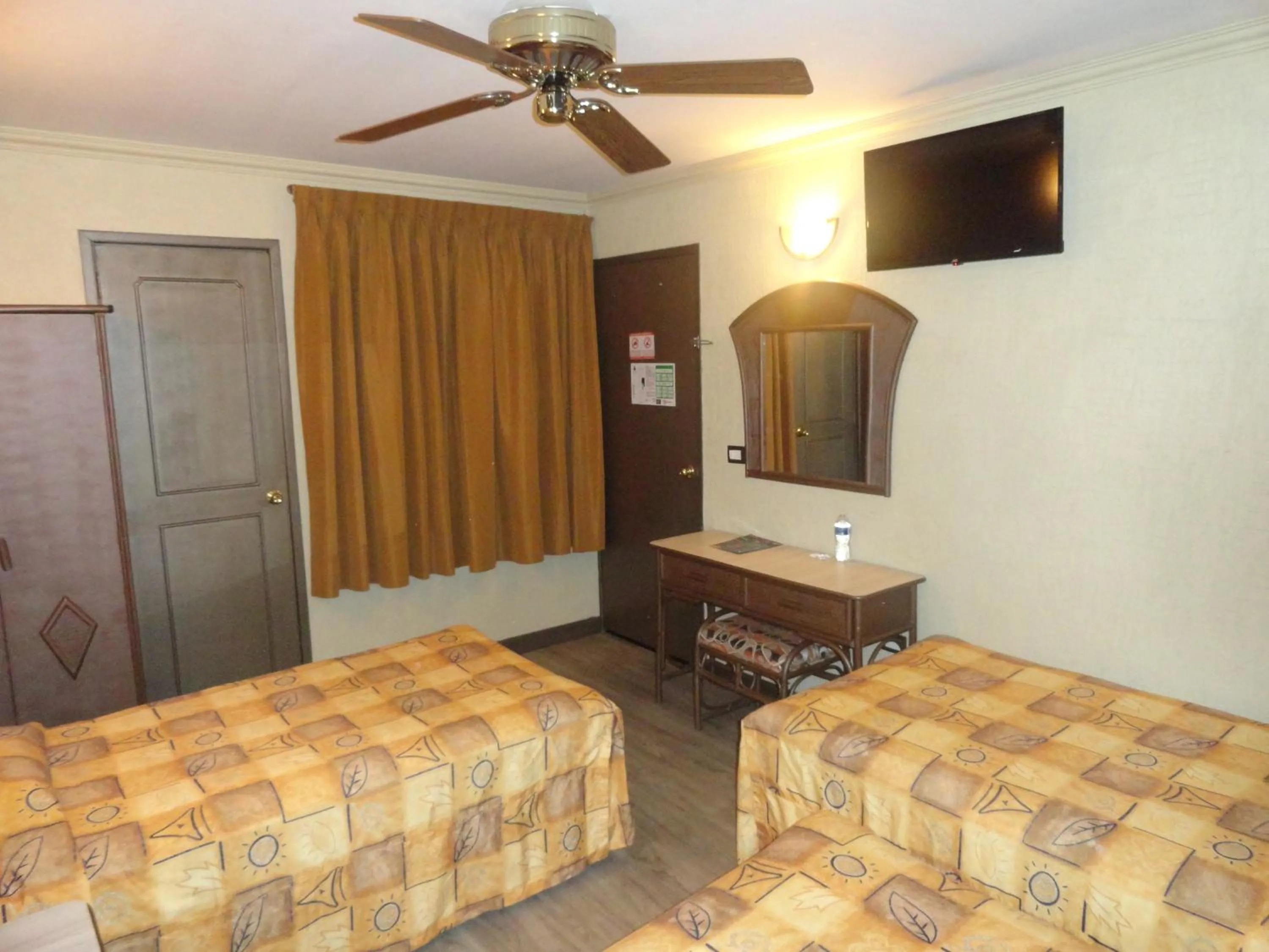 Photo of the whole room, Bed in Hotel Plaza Crystal