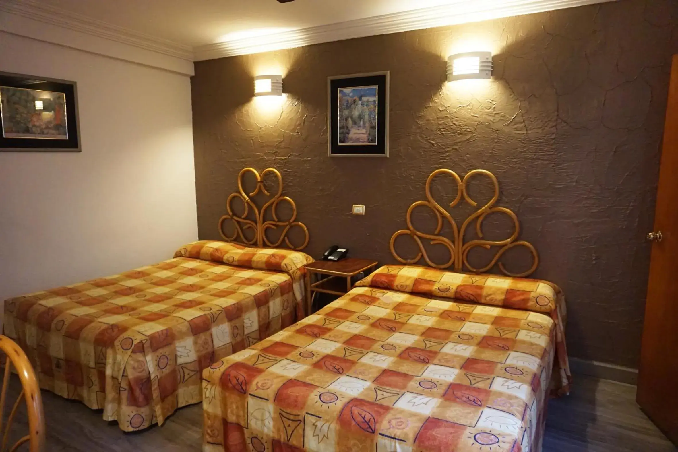 Budget Twin Room in Hotel Plaza Crystal Budget Twin Room in Hotel Plaza Crystal