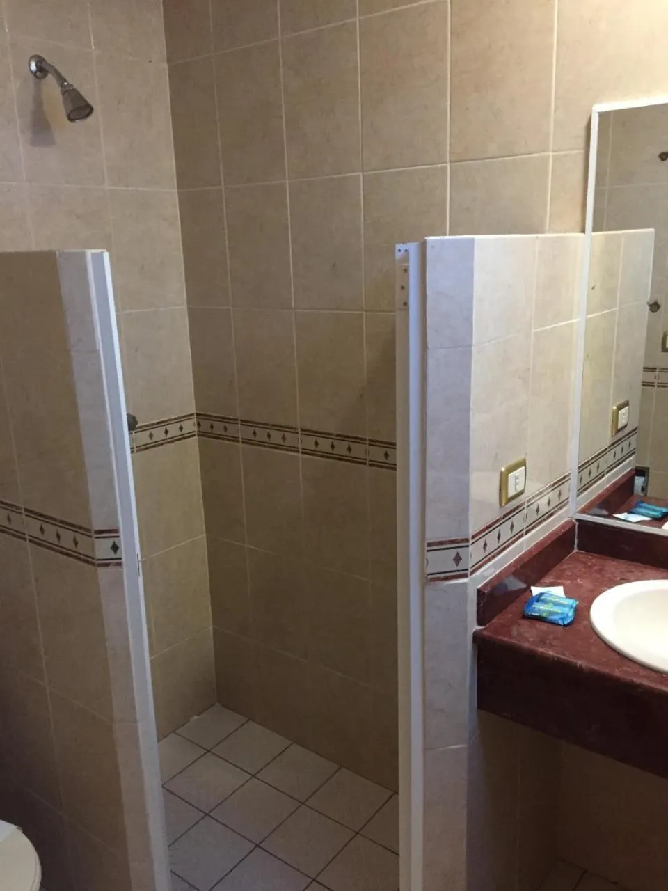 Shower in Hotel Plaza Crystal