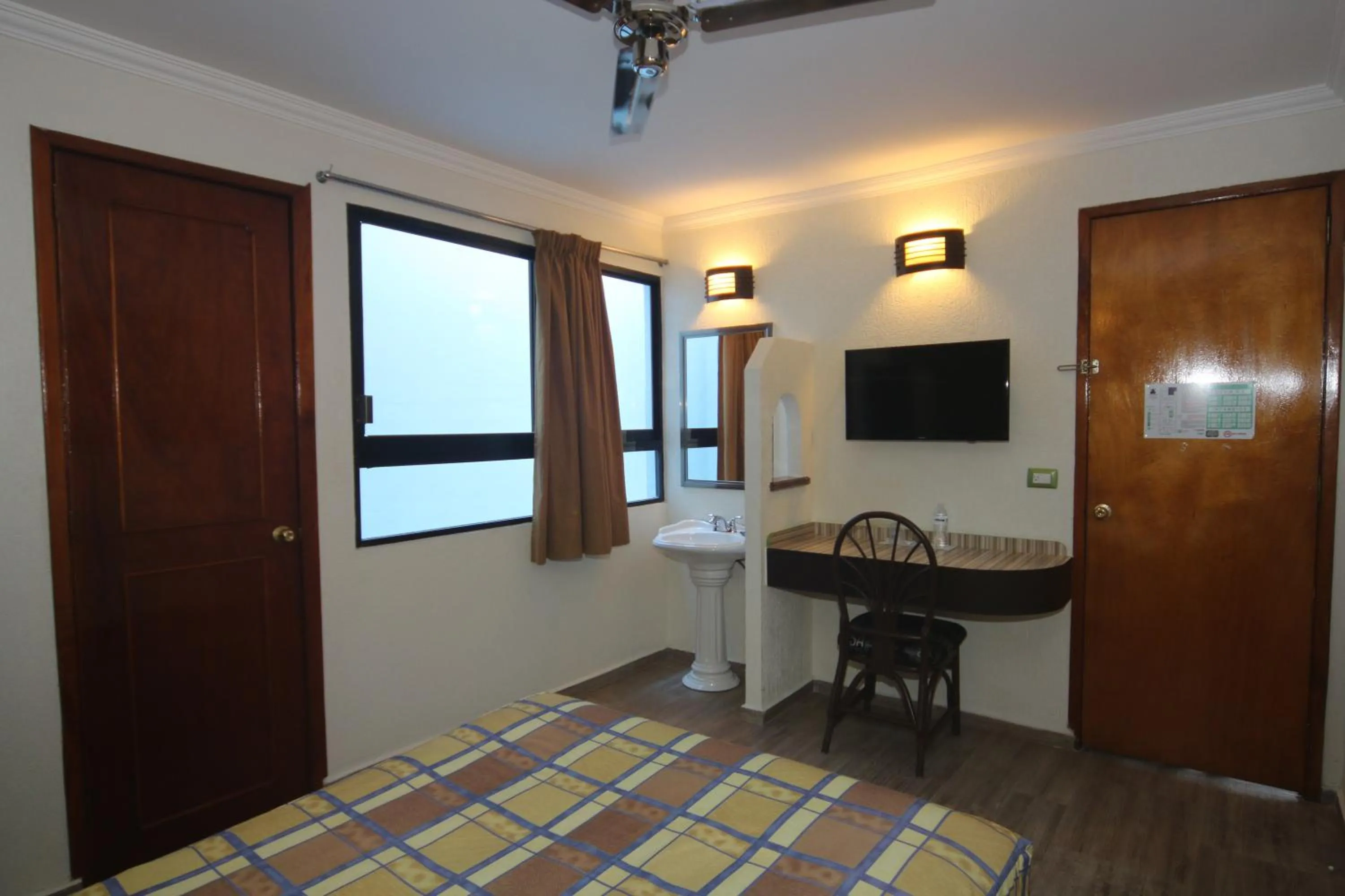 Photo of the whole room in Hotel Plaza Crystal