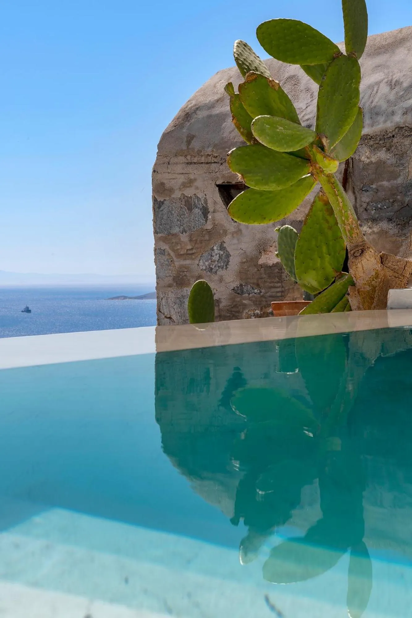 Swimming pool in Wind Tales