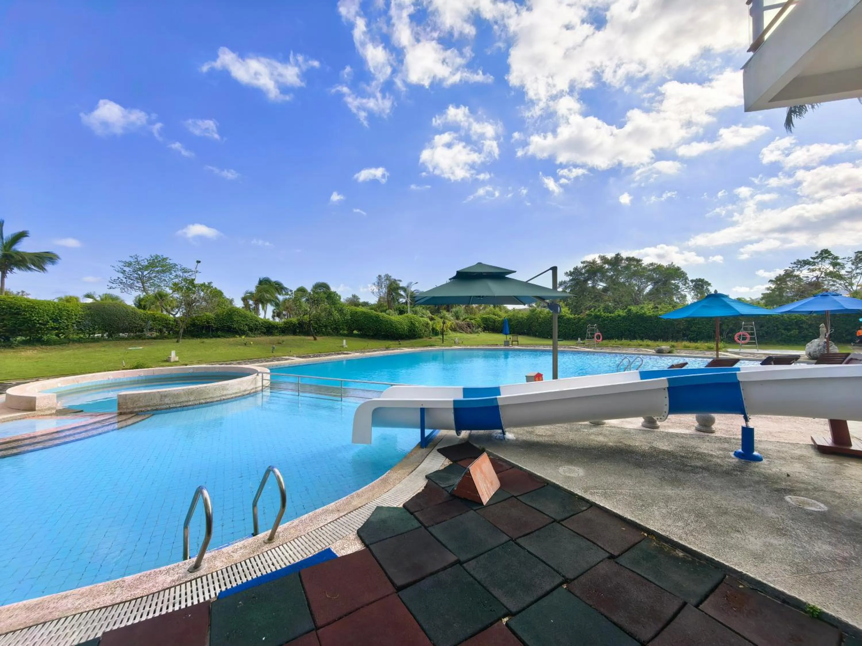 Swimming pool in Tianhong Resort Hotel, Yalong Bay, Sanya