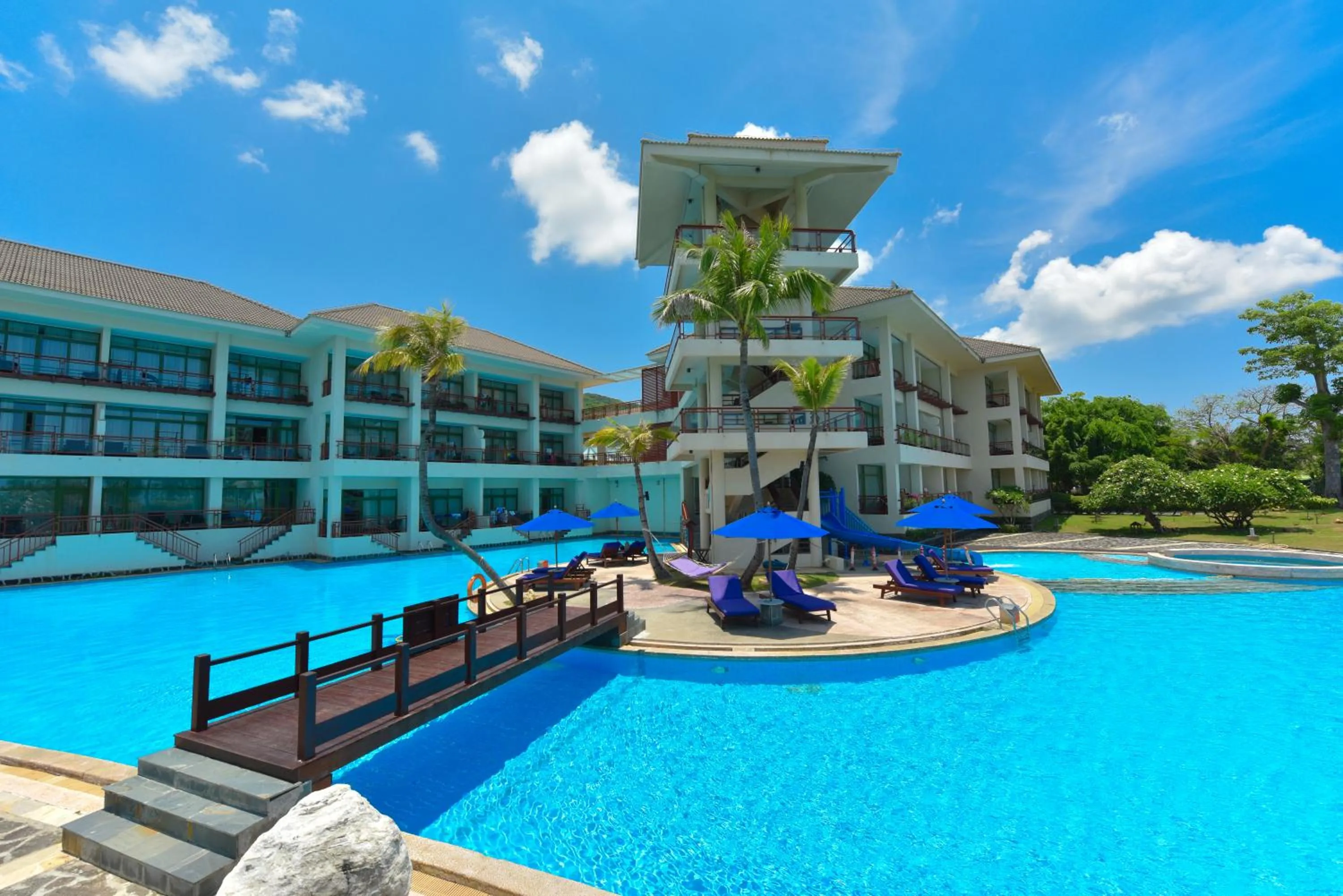 Swimming pool in Tianhong Resort Hotel, Yalong Bay, Sanya