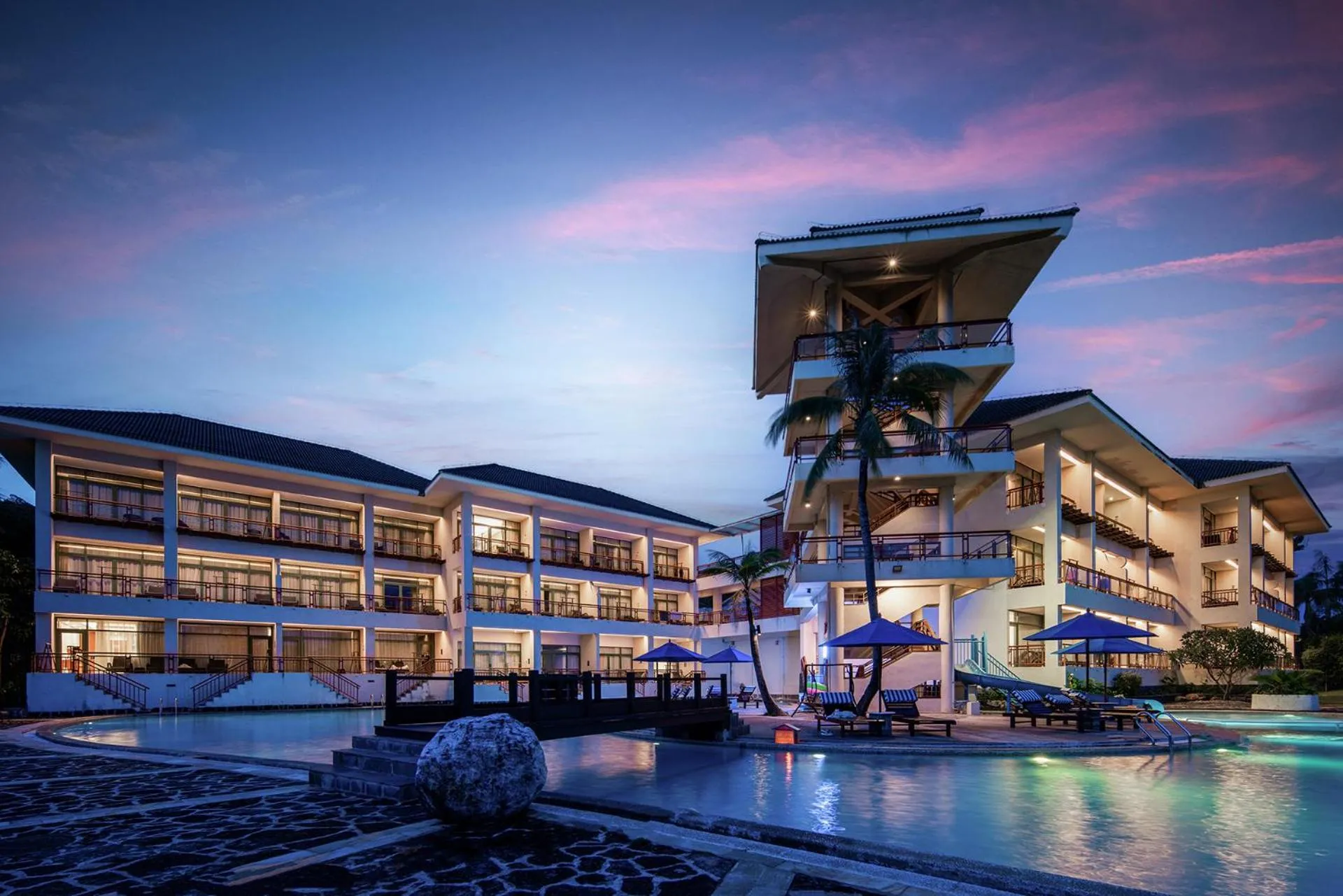 Swimming pool in Tianhong Resort Hotel, Yalong Bay, Sanya