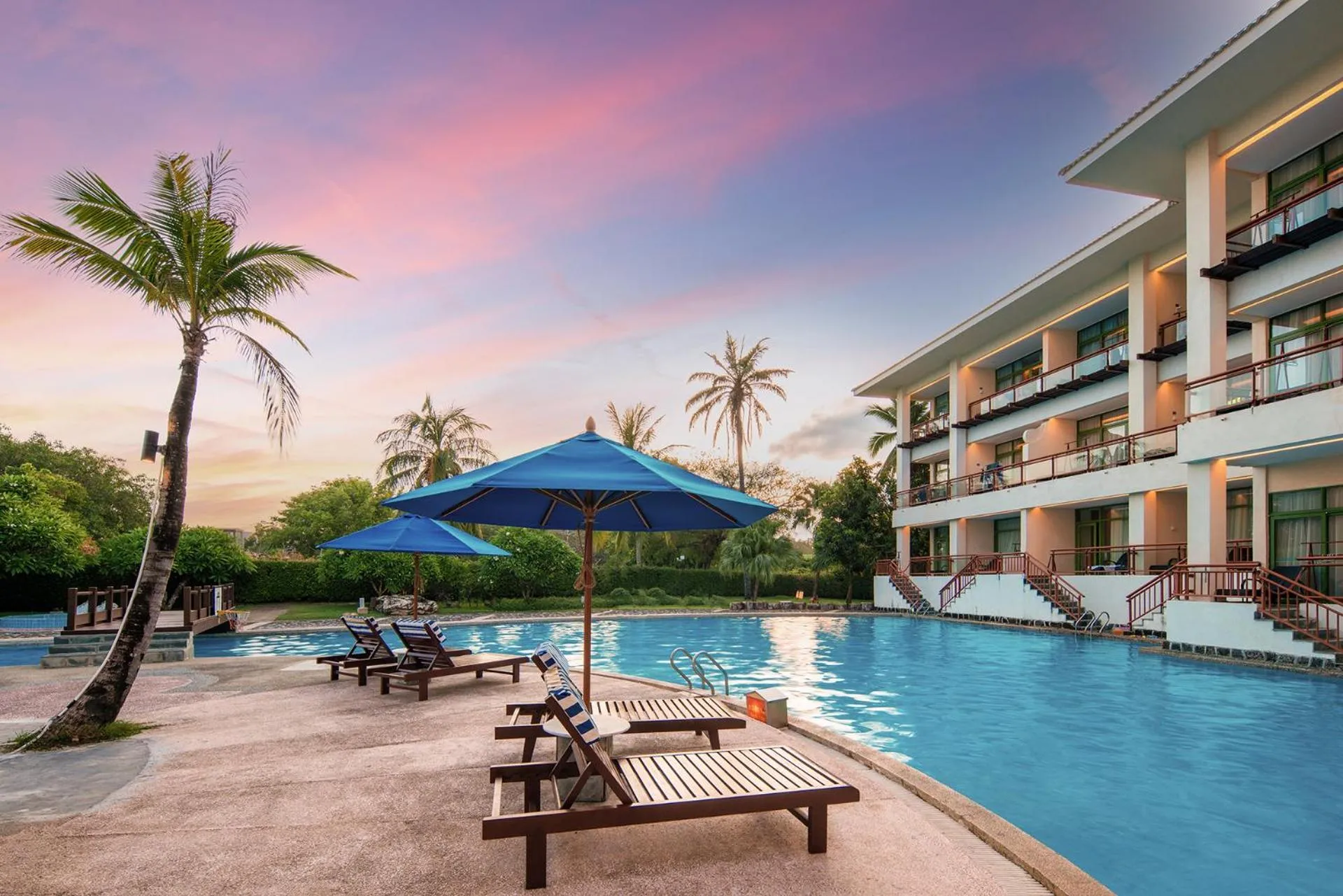 Swimming pool in Tianhong Resort Hotel, Yalong Bay, Sanya