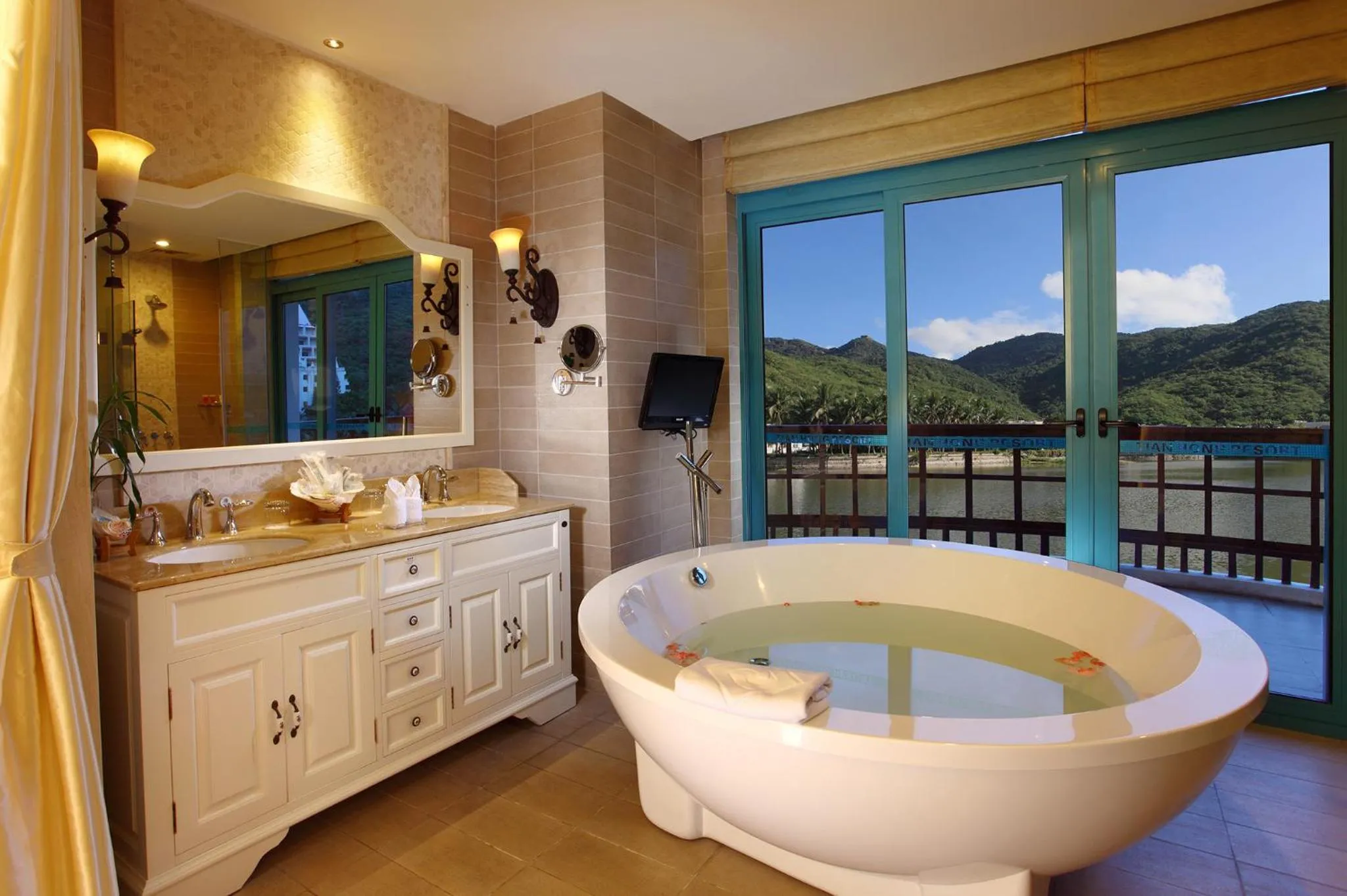 Bathroom in Tianhong Resort Hotel, Yalong Bay, Sanya