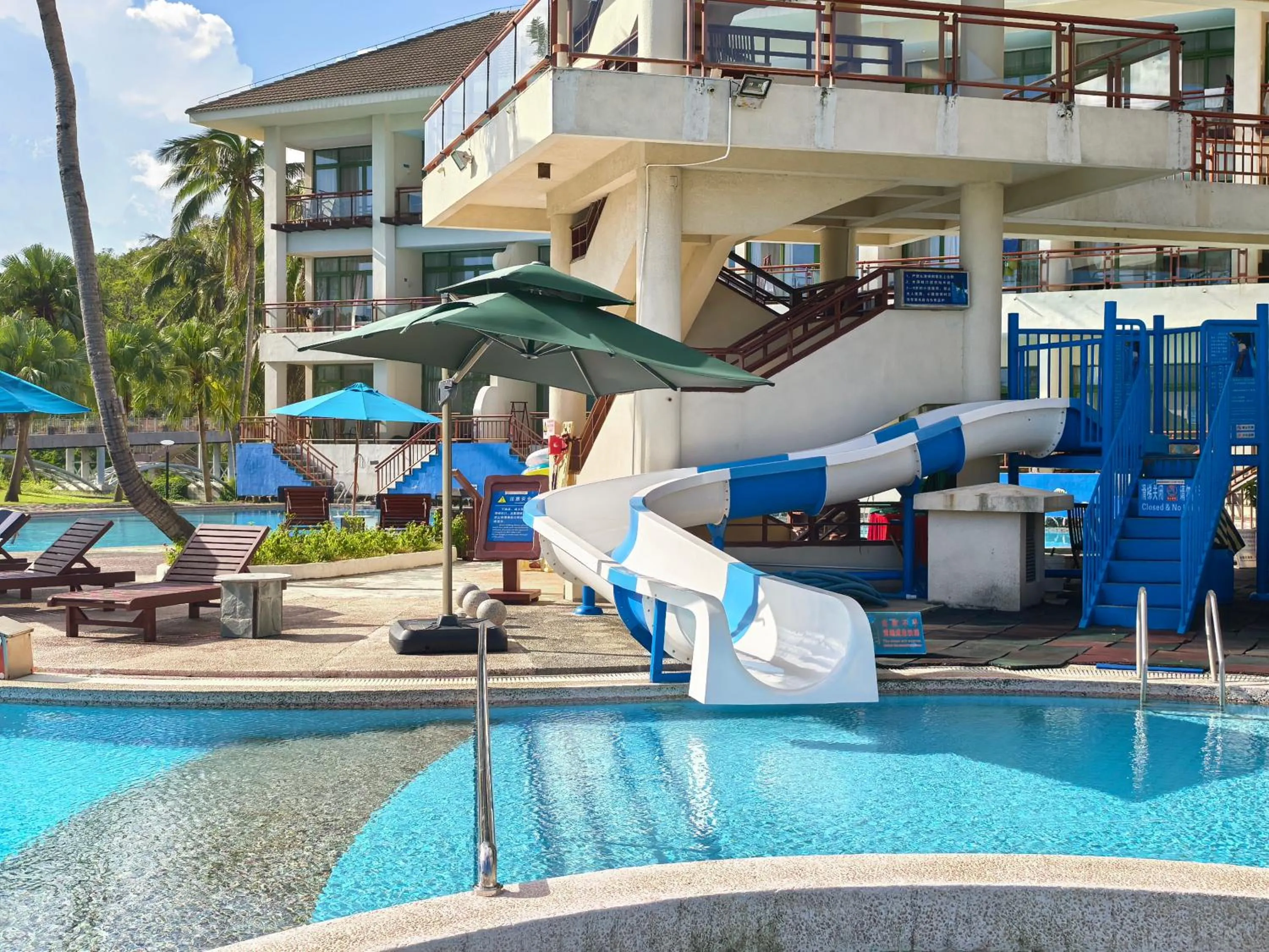 Swimming pool in Tianhong Resort Hotel, Yalong Bay, Sanya